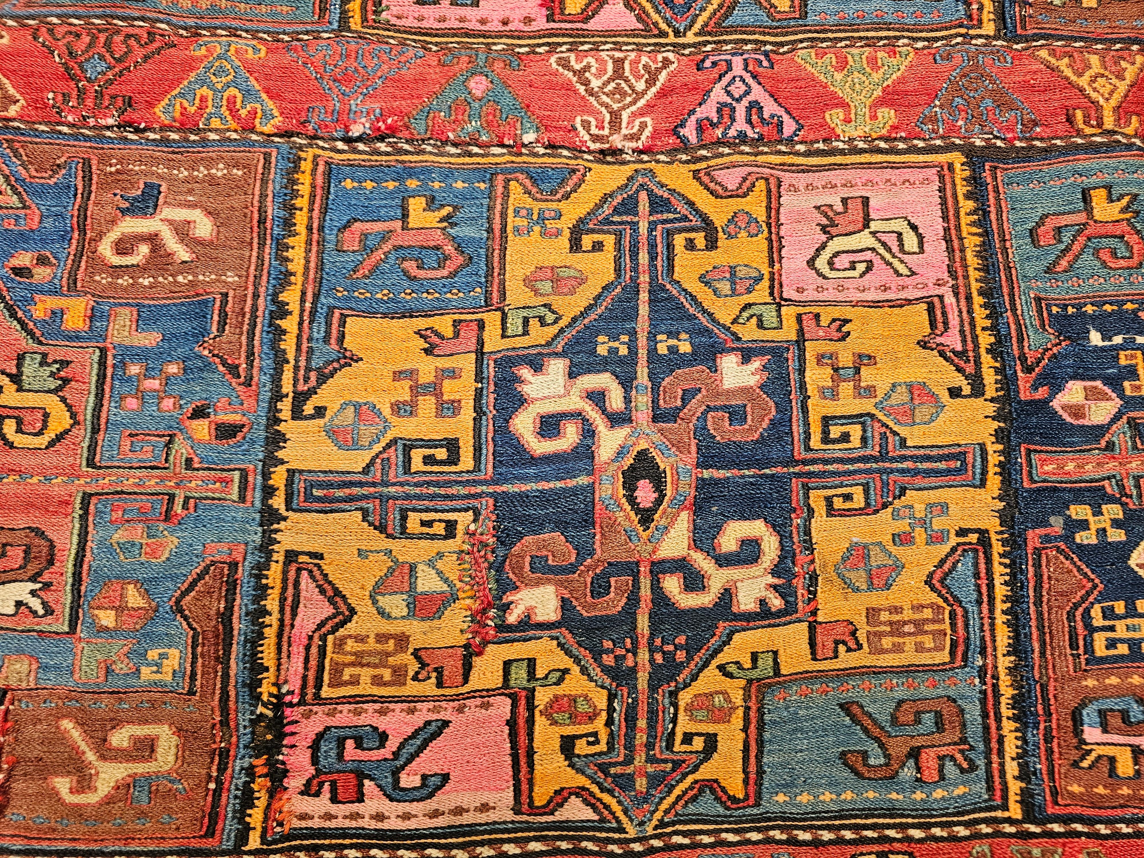 Kaukasischer Soumak-Teppich aus dem 19. Jahrhundert Wandteppich Kunst im Angebot 1