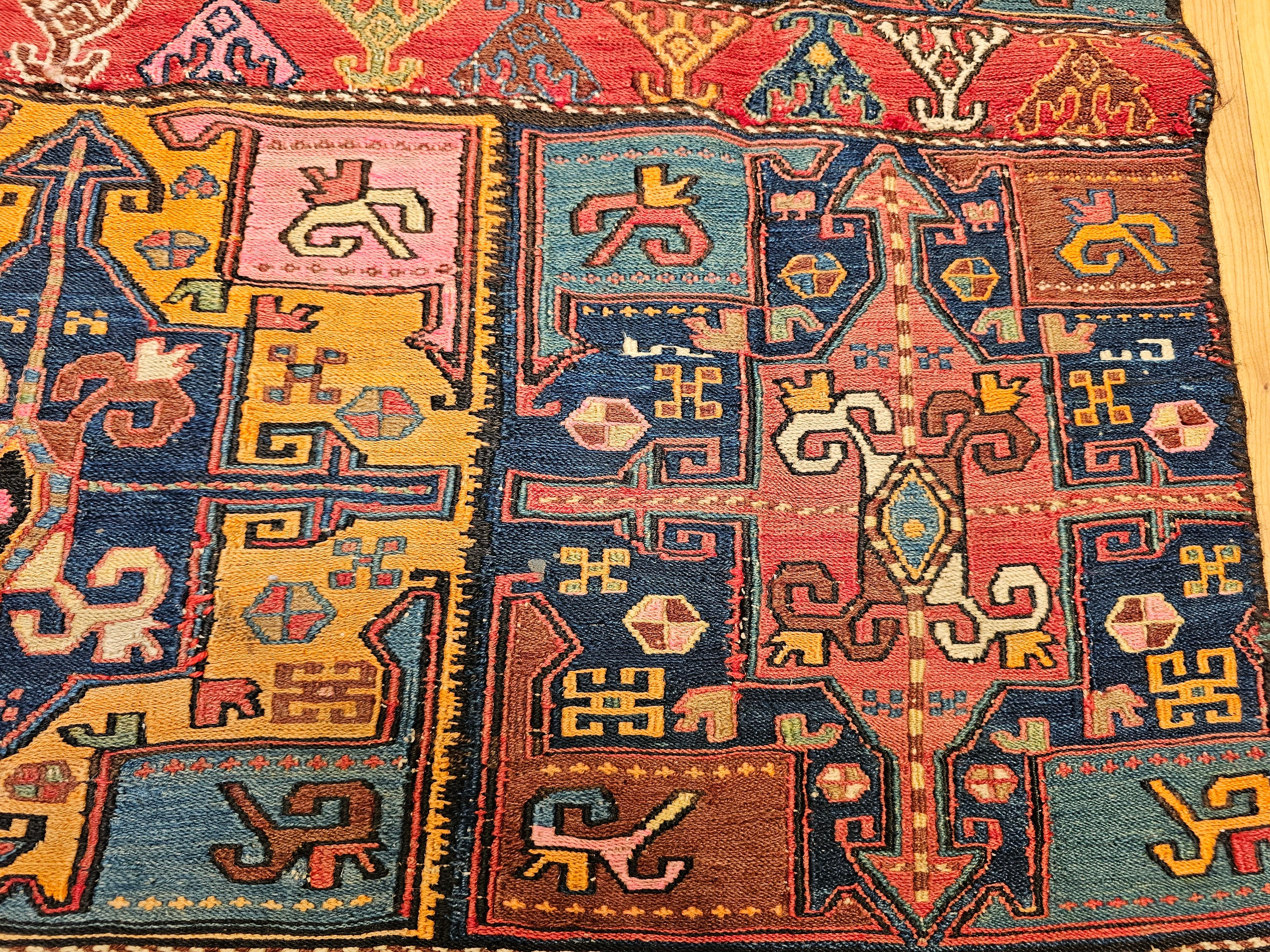 Kaukasischer Soumak-Teppich aus dem 19. Jahrhundert Wandteppich Kunst im Angebot 3