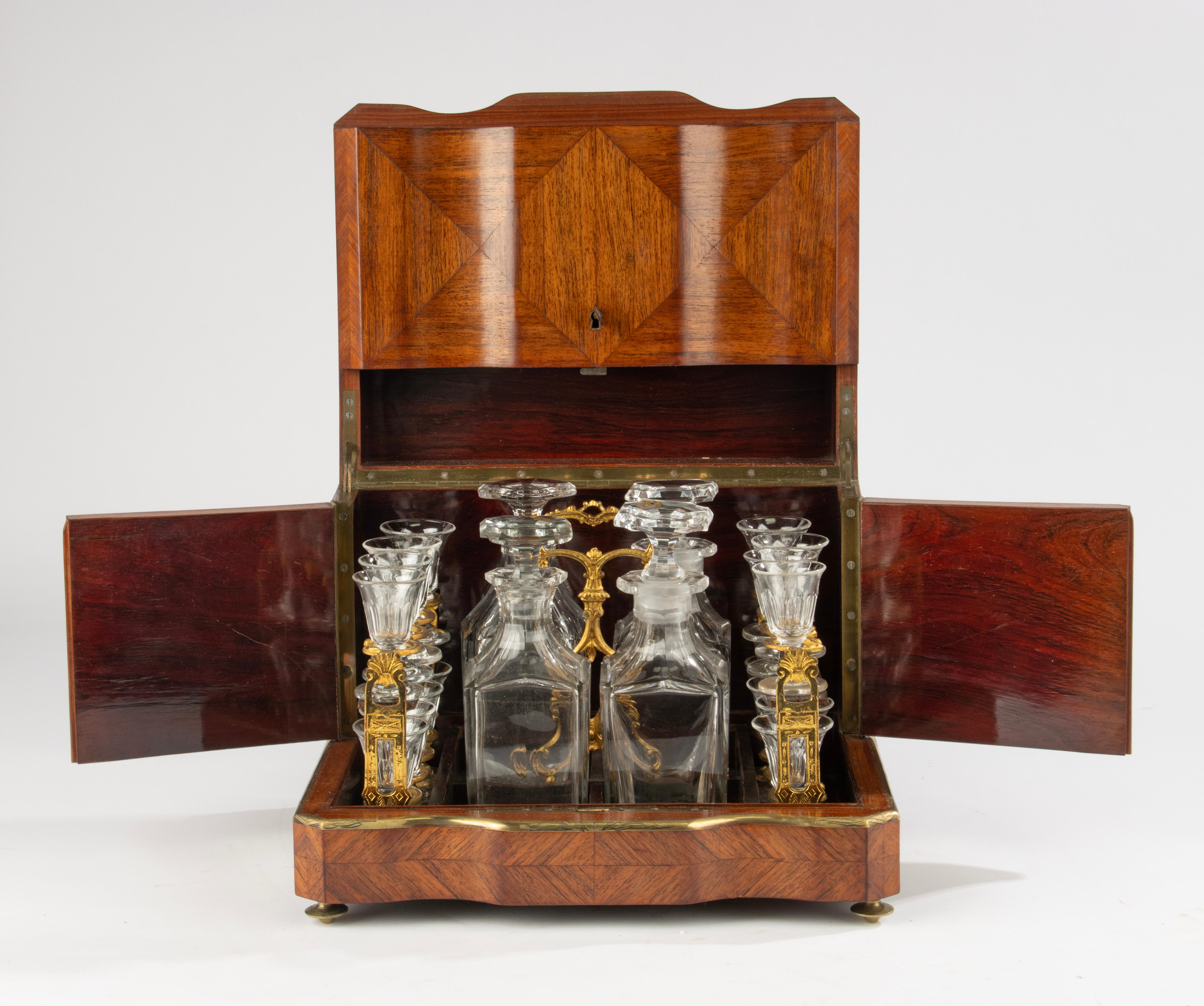 Eleganza della cave à liqueur francese di Napoleone III, caratterizzata da una superba lavorazione a intarsio in una calda tonalità bionda, ornata da eleganti finiture in ottone. Questo set completo comprende 16 bicchieri e 4 decanter in cristallo