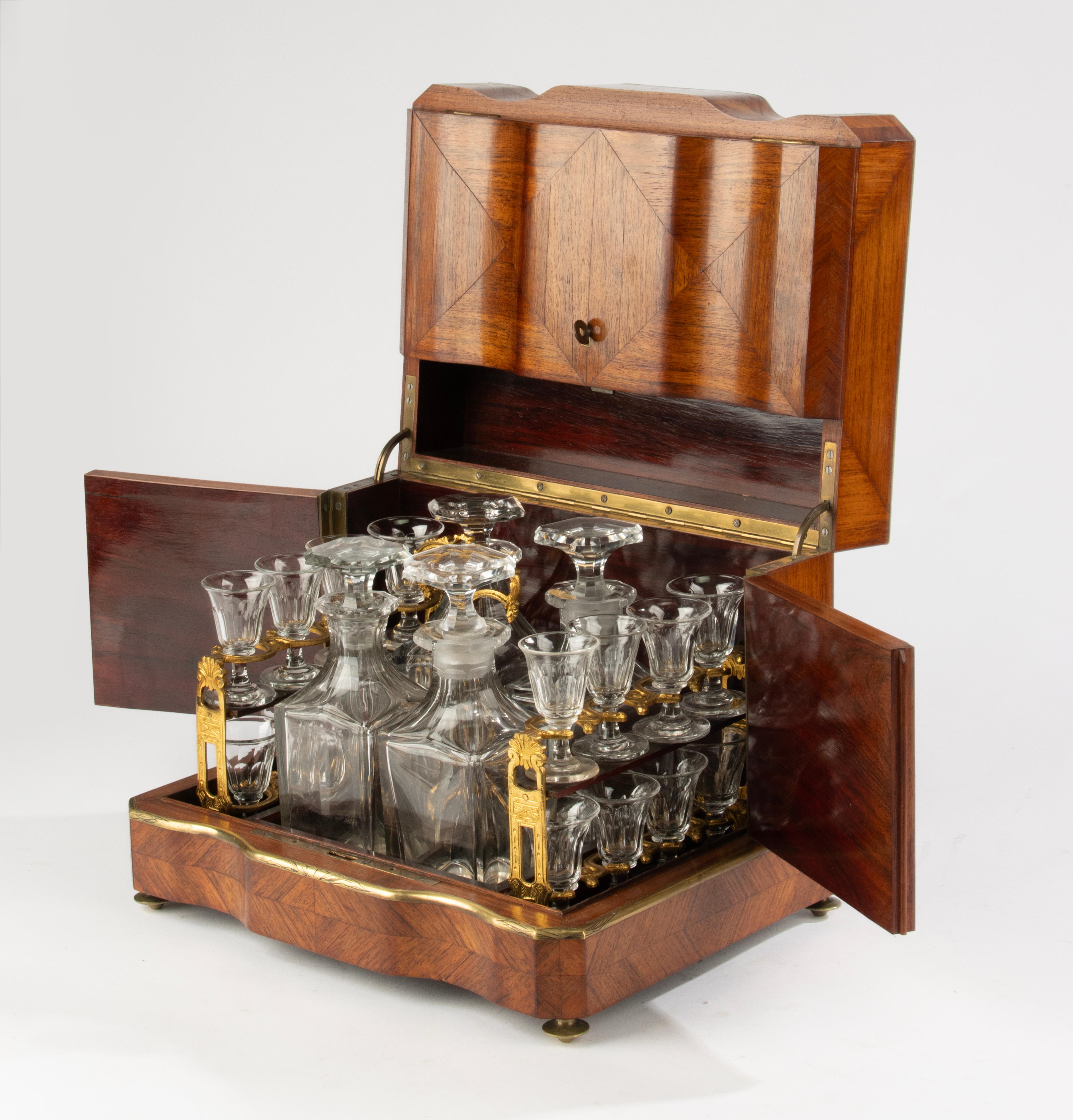 Cave à Liqueur del XIX secolo - Napoleone III - Cristallo e intarsio - Set completo In condizioni buone in vendita a Casteren, Noord-Brabant