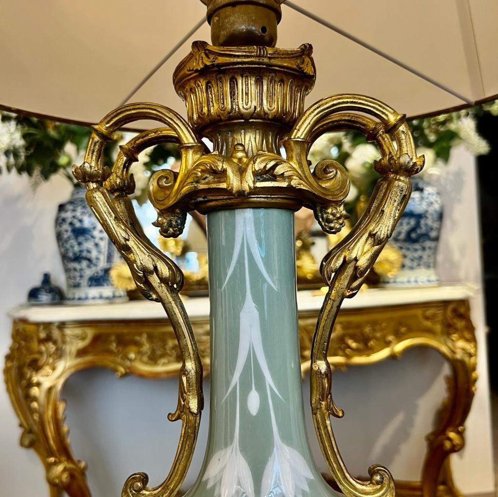 Lampe en porcelaine céladon du XIXe siècle avec monture en bronze doré  en vente 3