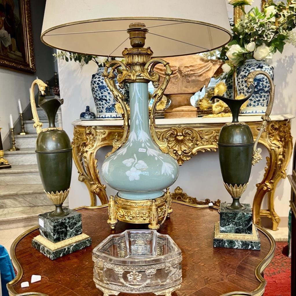 Lampe en porcelaine céladon du XIXe siècle avec monture en bronze doré  en vente 4