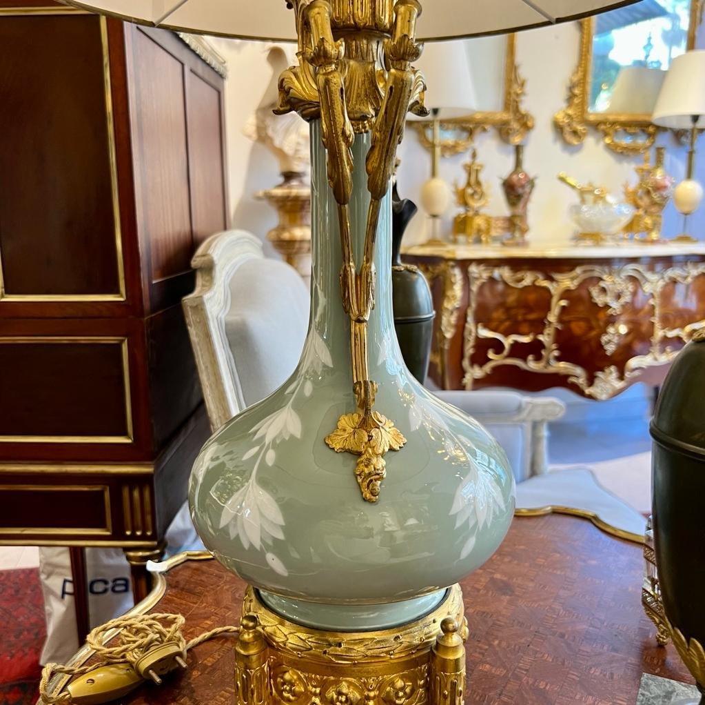 Napoléon III Lampe en porcelaine céladon du XIXe siècle avec monture en bronze doré  en vente