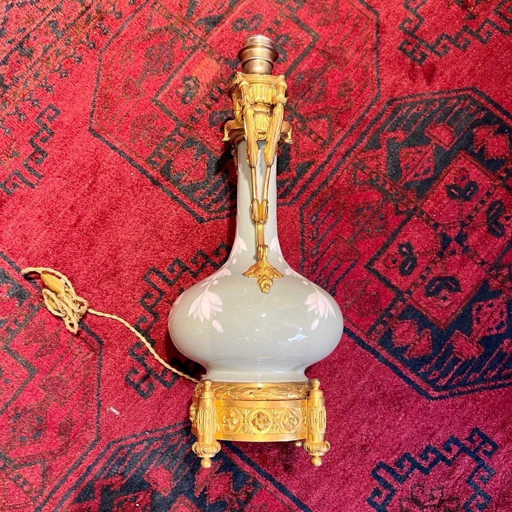 Français Lampe en porcelaine céladon du XIXe siècle avec monture en bronze doré  en vente