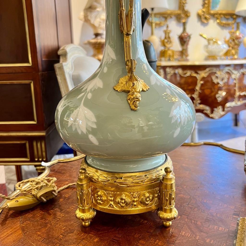Doré Lampe en porcelaine céladon du XIXe siècle avec monture en bronze doré  en vente
