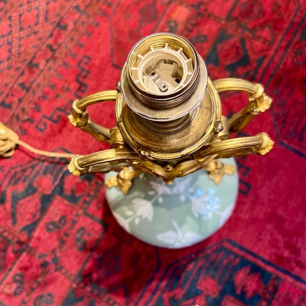 Lampe en porcelaine céladon du XIXe siècle avec monture en bronze doré  Bon état - En vente à NICE, FR