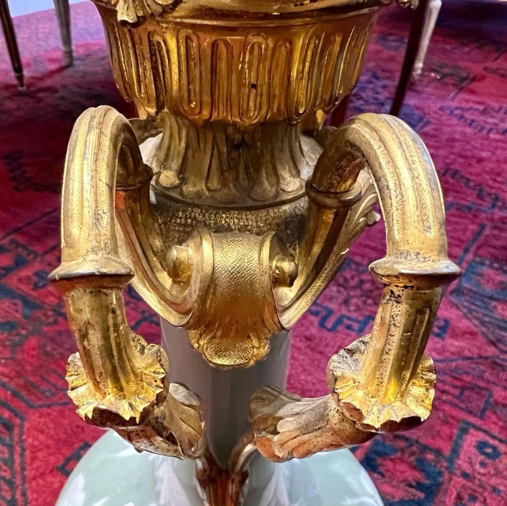 Bronze Lampe en porcelaine céladon du XIXe siècle avec monture en bronze doré  en vente