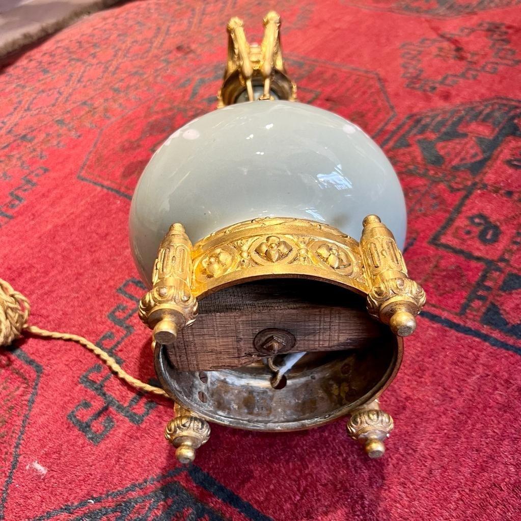 Lampe en porcelaine céladon du XIXe siècle avec monture en bronze doré  en vente 1