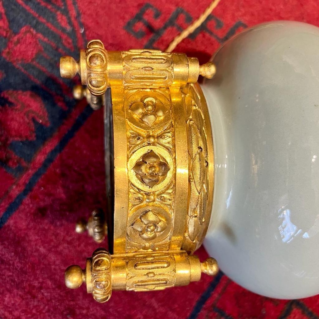 Lampe en porcelaine céladon du XIXe siècle avec monture en bronze doré  en vente 2