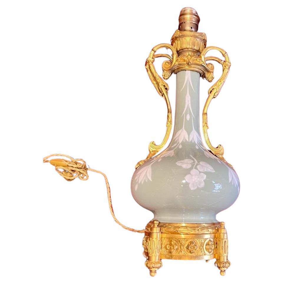 Lampe en porcelaine céladon du XIXe siècle avec monture en bronze doré  en vente