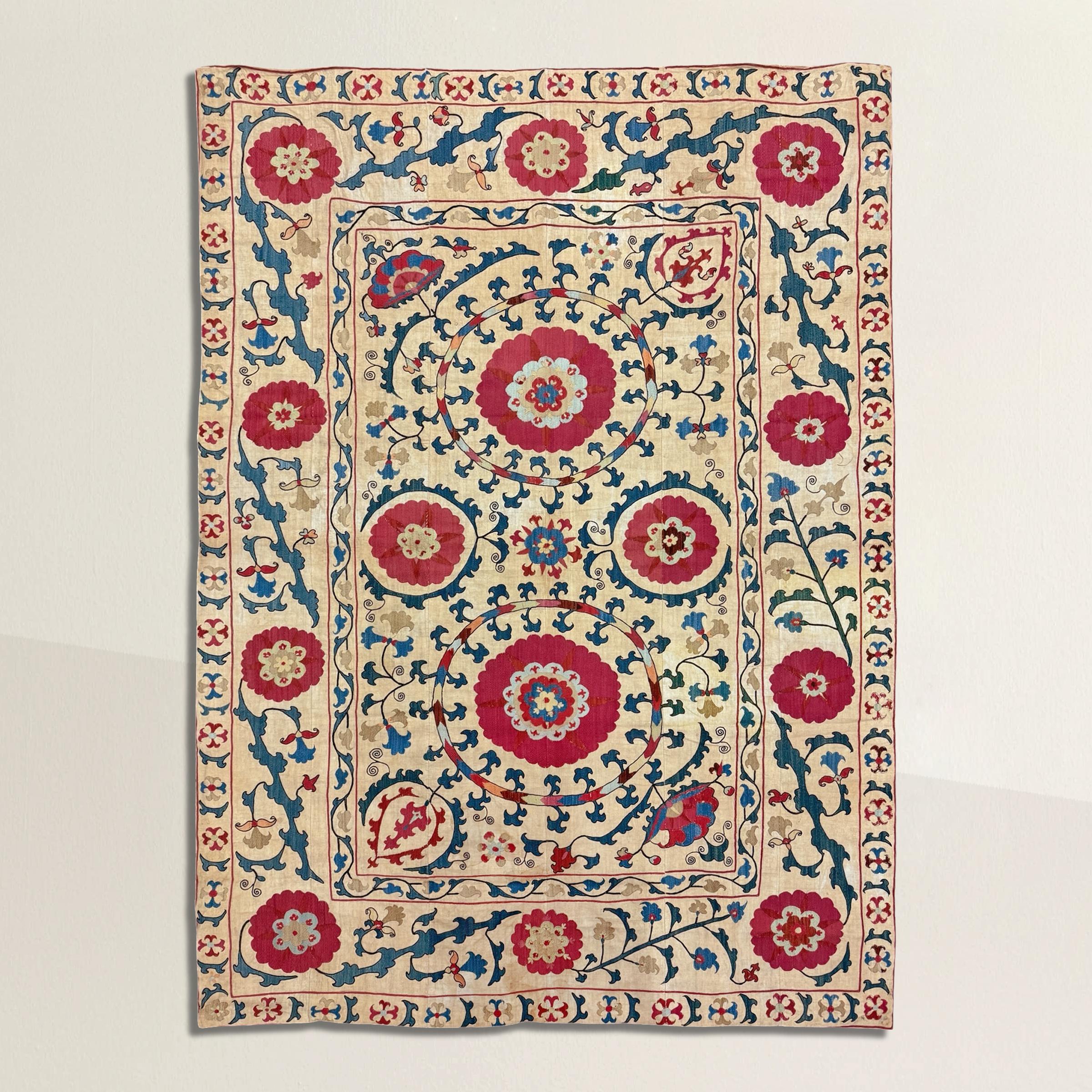 Este Suzani uzbeko del siglo XIX, un derroche de colores y dibujos, es el tipo de tejido que te hace parar en seco. Cosida a mano en brillantes tonos fucsia, añil, verde, naranja y rosa, su superficie estalla de flores estilizadas y enredaderas