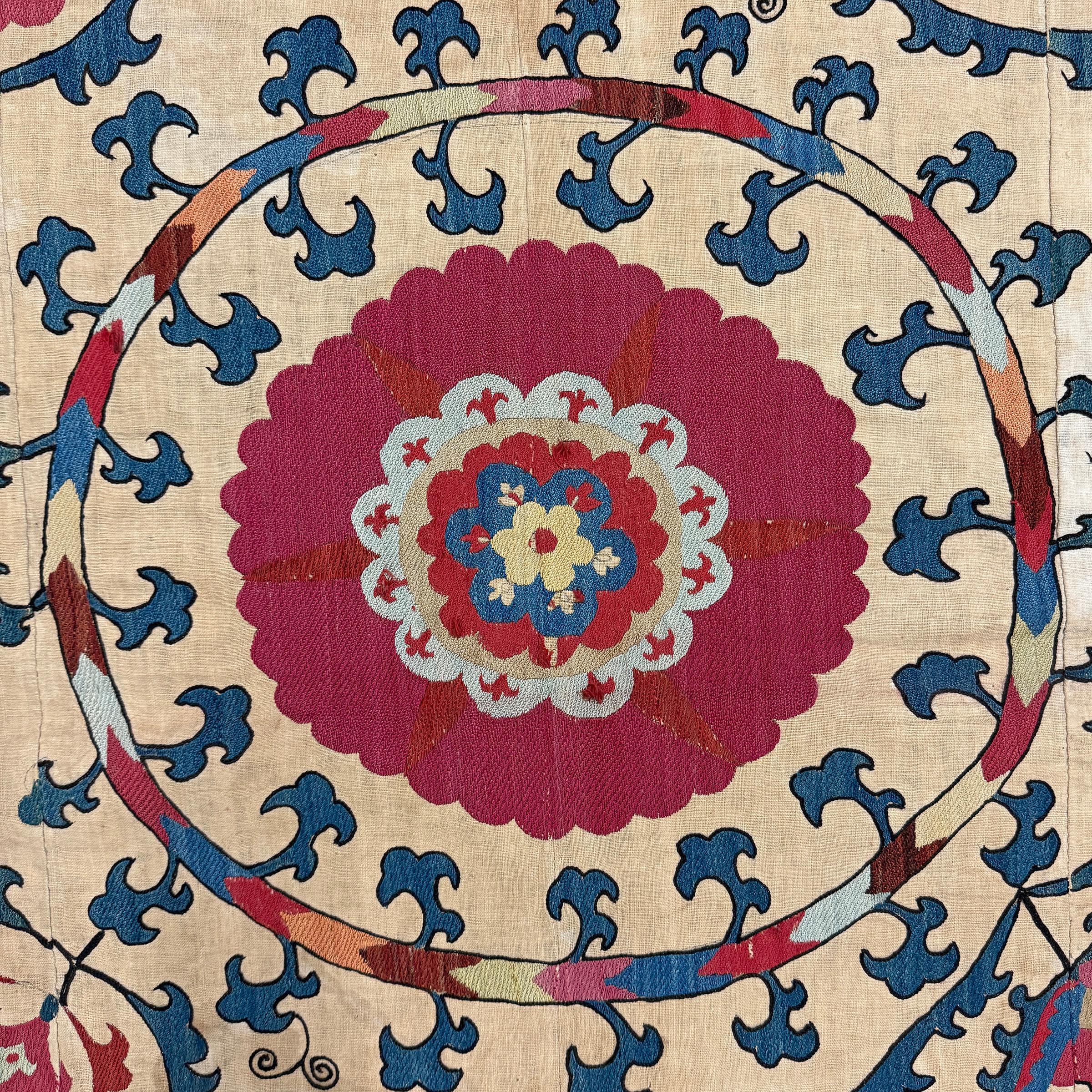 Suzani uzbeko de Asia Central del siglo XIX Tejido a mano en venta