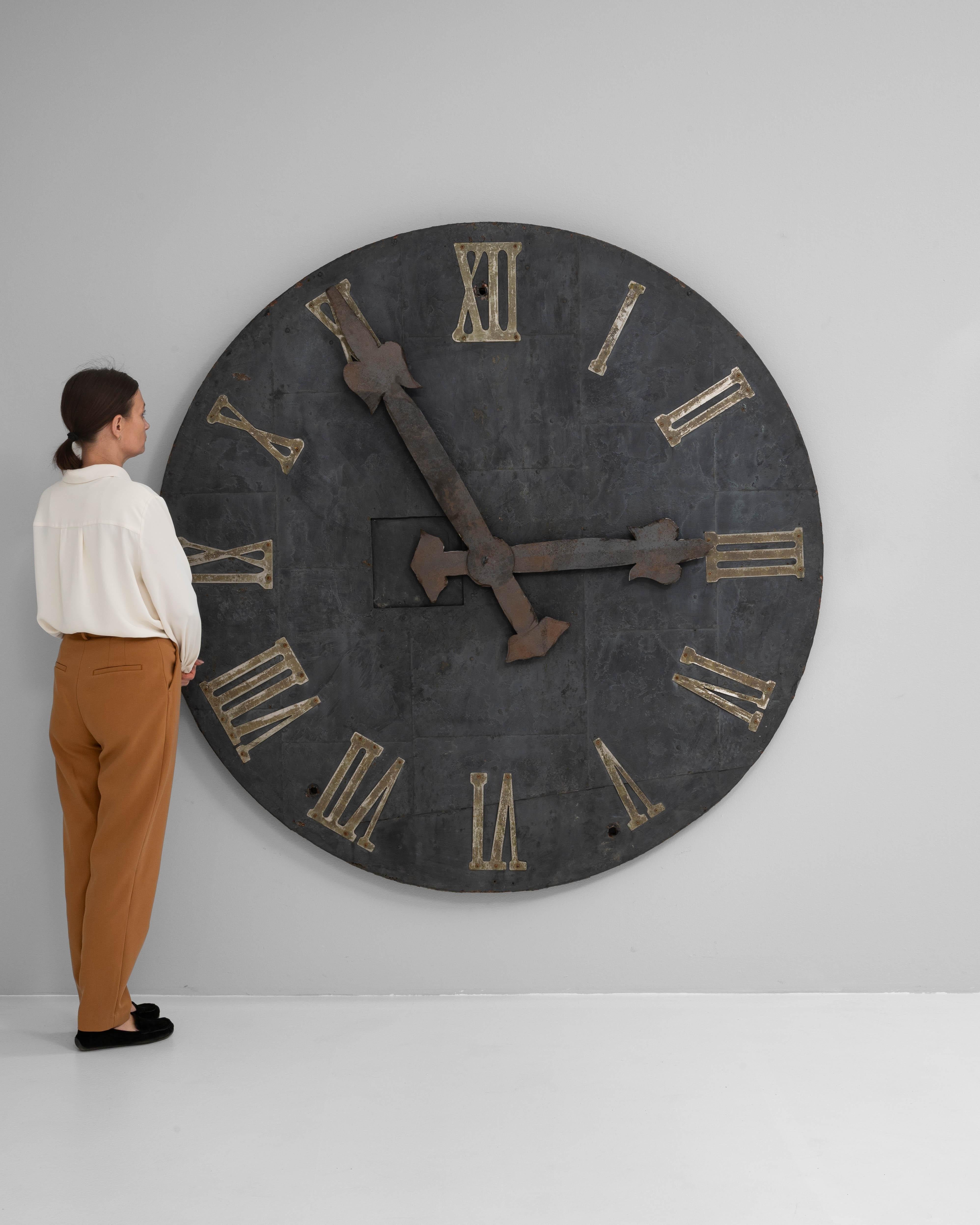 Orologio da parete in metallo industriale dell'Europa centrale del XIX secolo In condizioni buone in vendita a High Point, NC