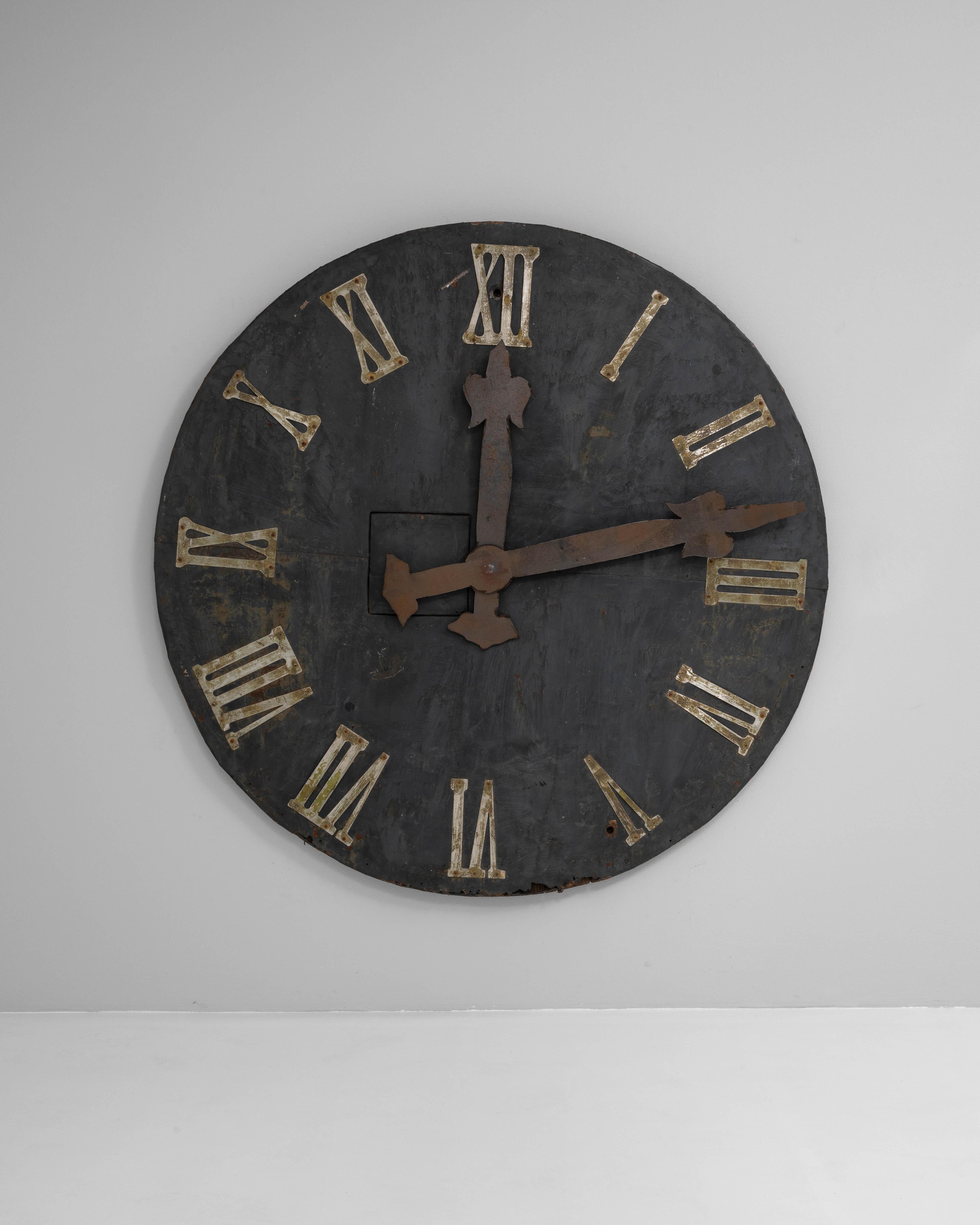 Horloge murale en métal industriel d'Europe centrale du 19e siècle Bon état - En vente à High Point, NC