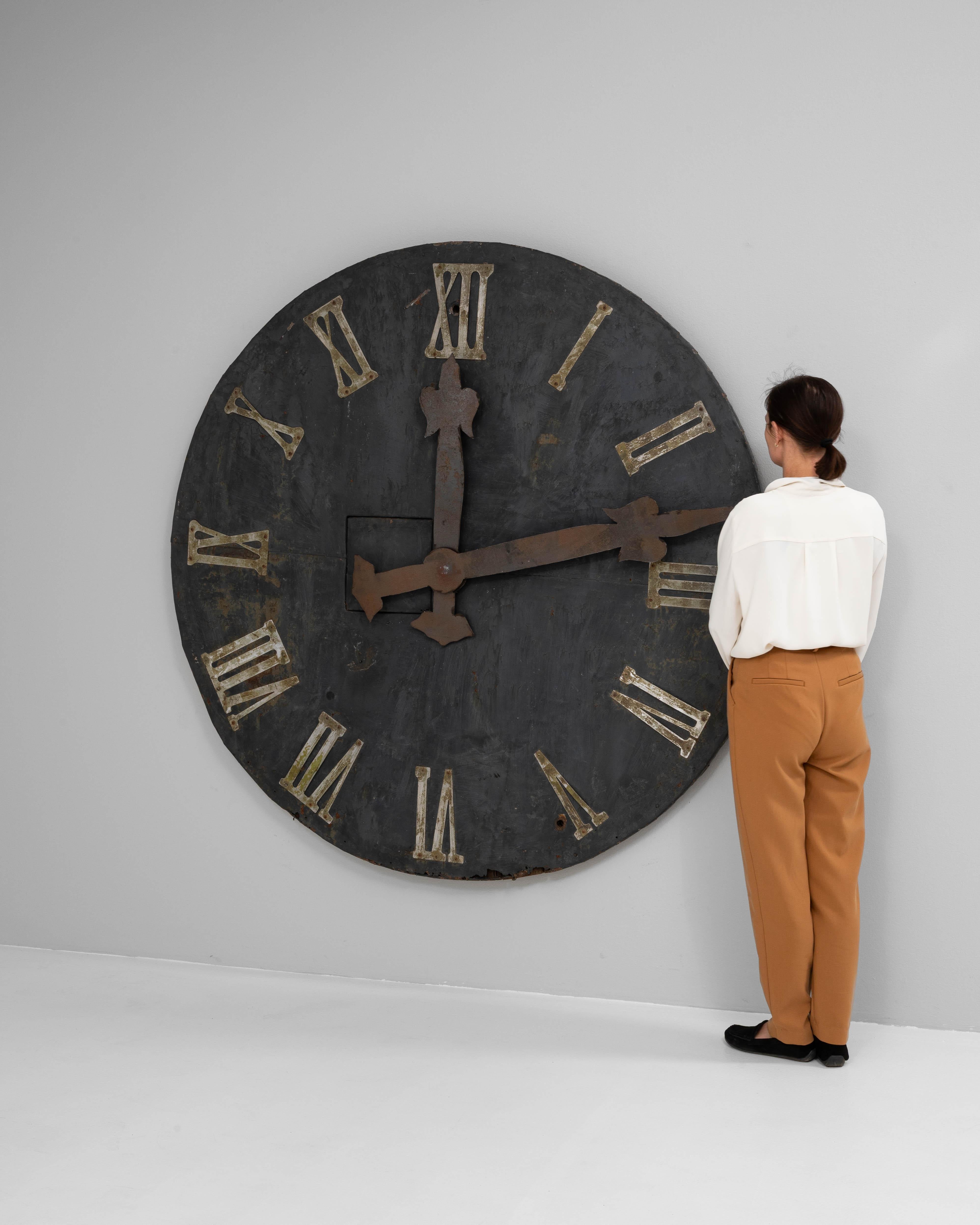 Horloge murale en métal industriel d'Europe centrale du 19e siècle en vente 1