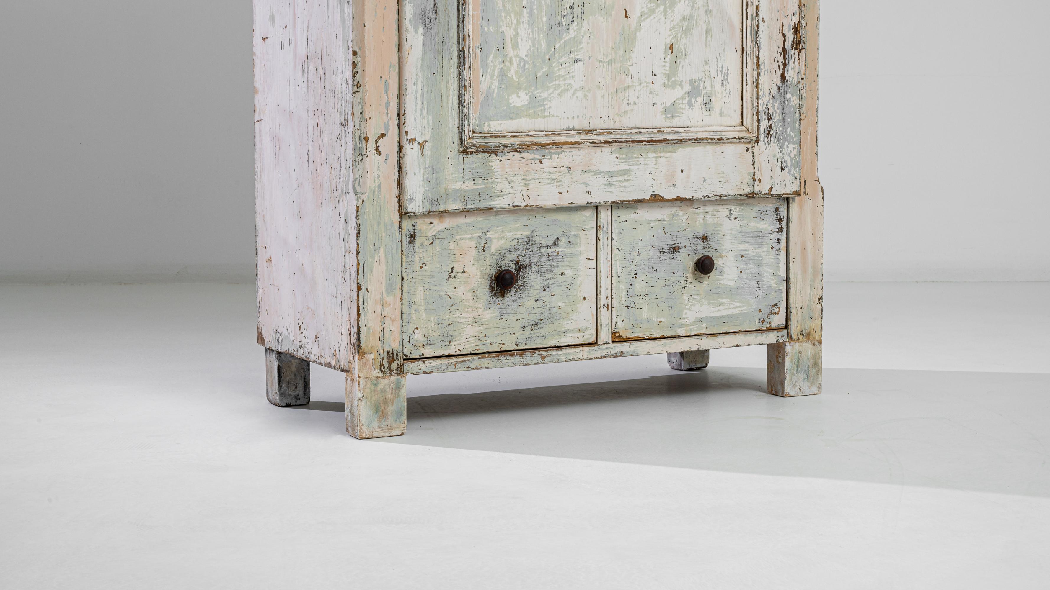 Début du 20ème siècle Cabinet en bois patiné d'Europe centrale du XIXe siècle en vente