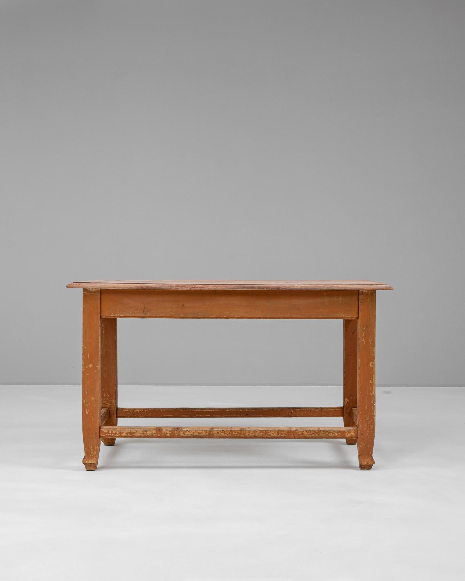 Cette table en bois d'Europe centrale du XIXe siècle présente une finition magnifiquement patinée qui lui confère un charme rustique distinct. Le ton chaud et terreux de la table est adouci par les signes d'usure qui lui confèrent un caractère et un