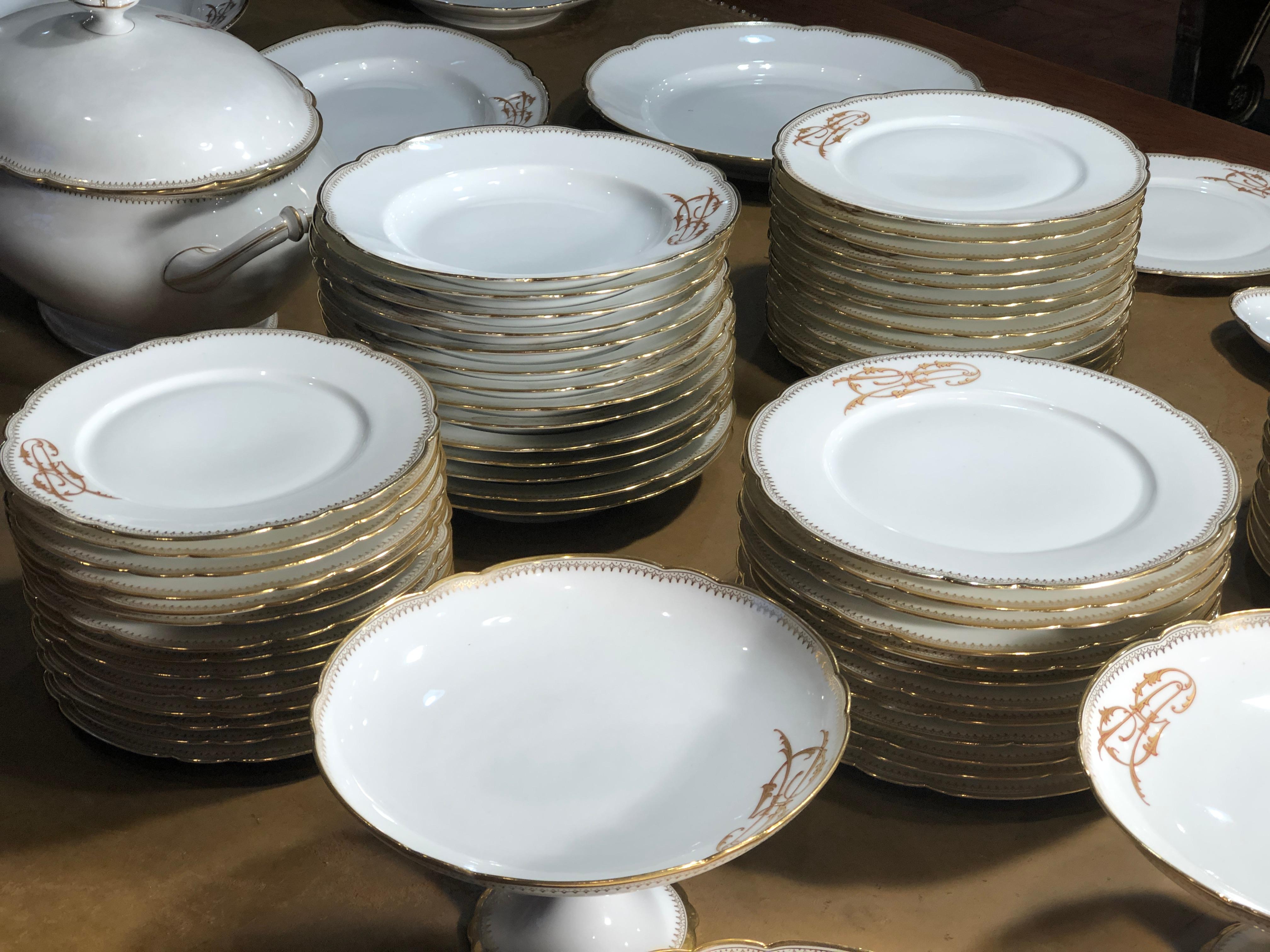 19th Century Ceramic Ginori Dinnerware Set Consisting of 102 Pieces, 1880s In Good Condition In Roma, RM