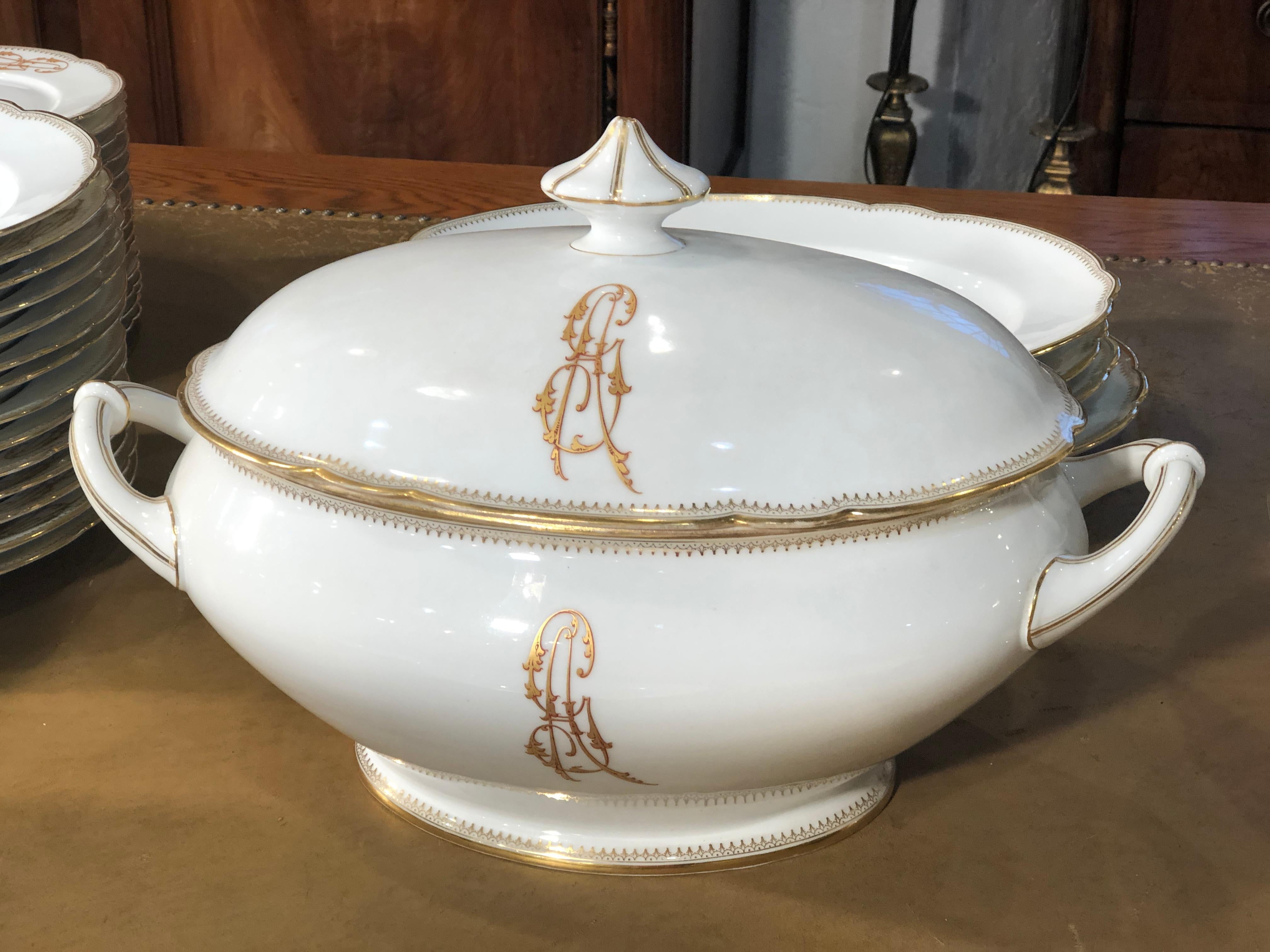 19th Century Ceramic Ginori Dinnerware Set Consisting of 102 Pieces, 1880s 2