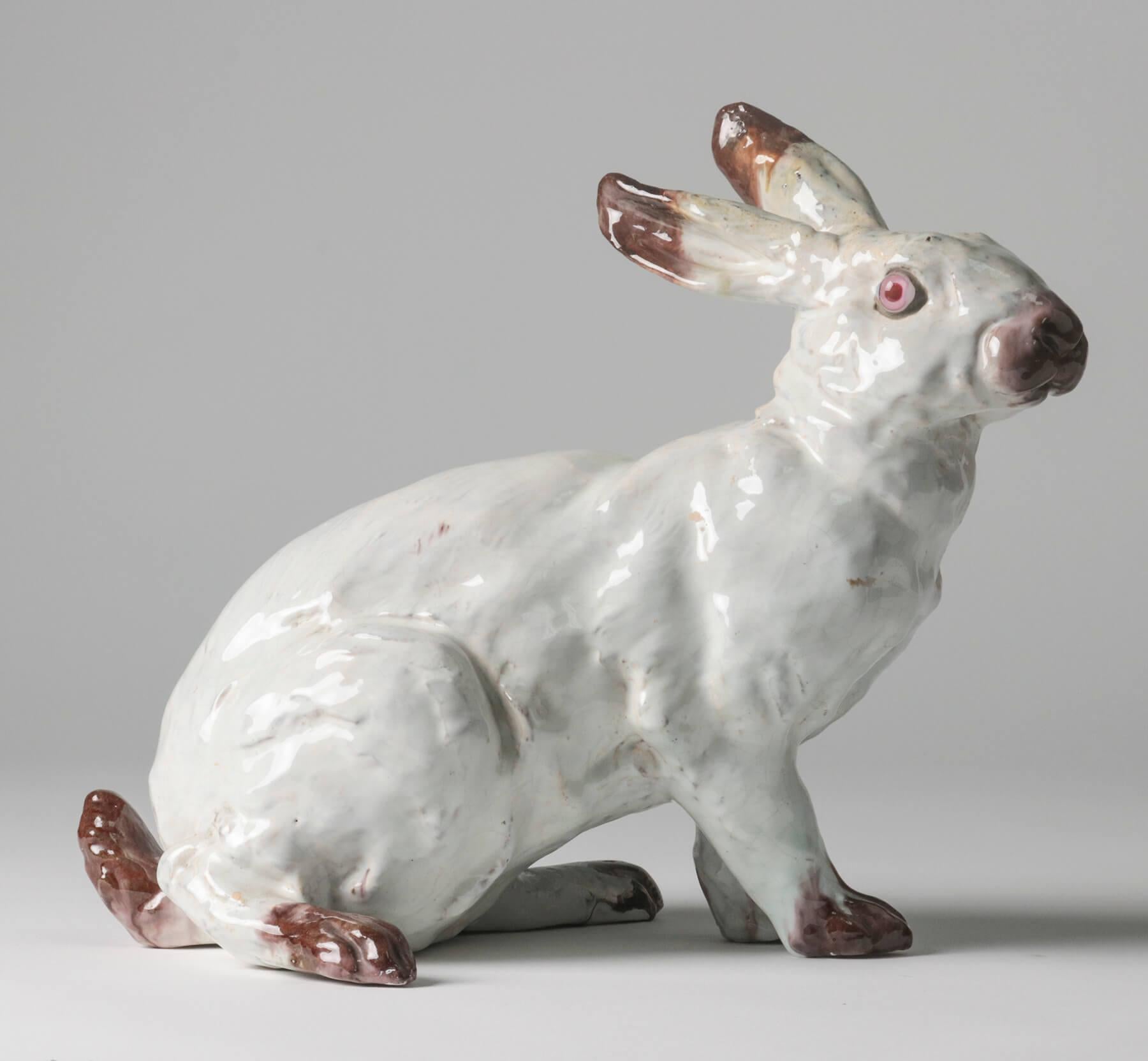 Beautiful ceramic sculpture of a white rabbit. The format is like lifelike. The appearance also has striking resemblances to a real rabbit. The anatomy, but also the imitation of the coat are beautifully shaped in this statue. The eyes are made of