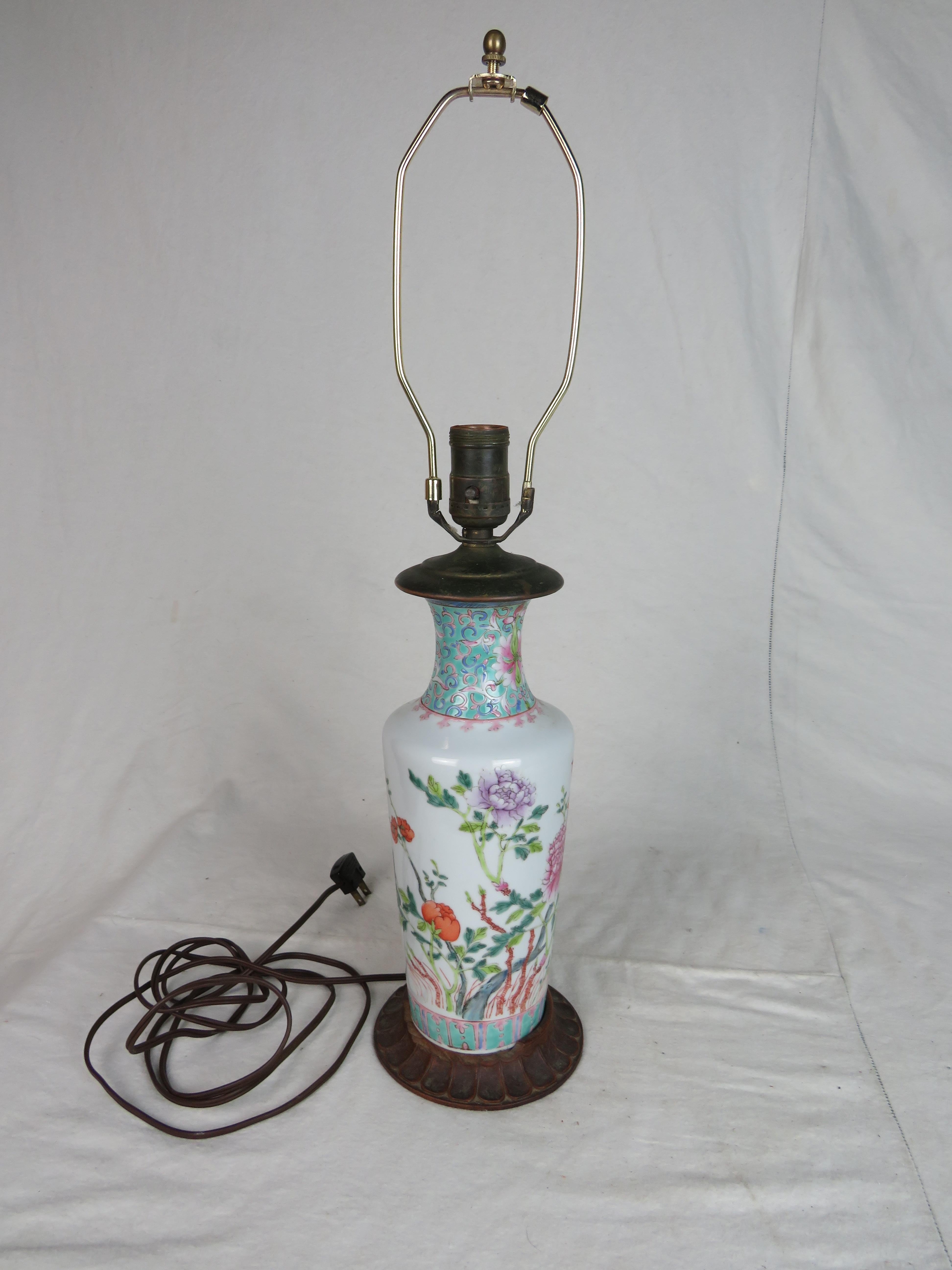 Céramique Vase en céramique du 19ème siècle à motifs floraux et oiseaux transformé en lampe en vente