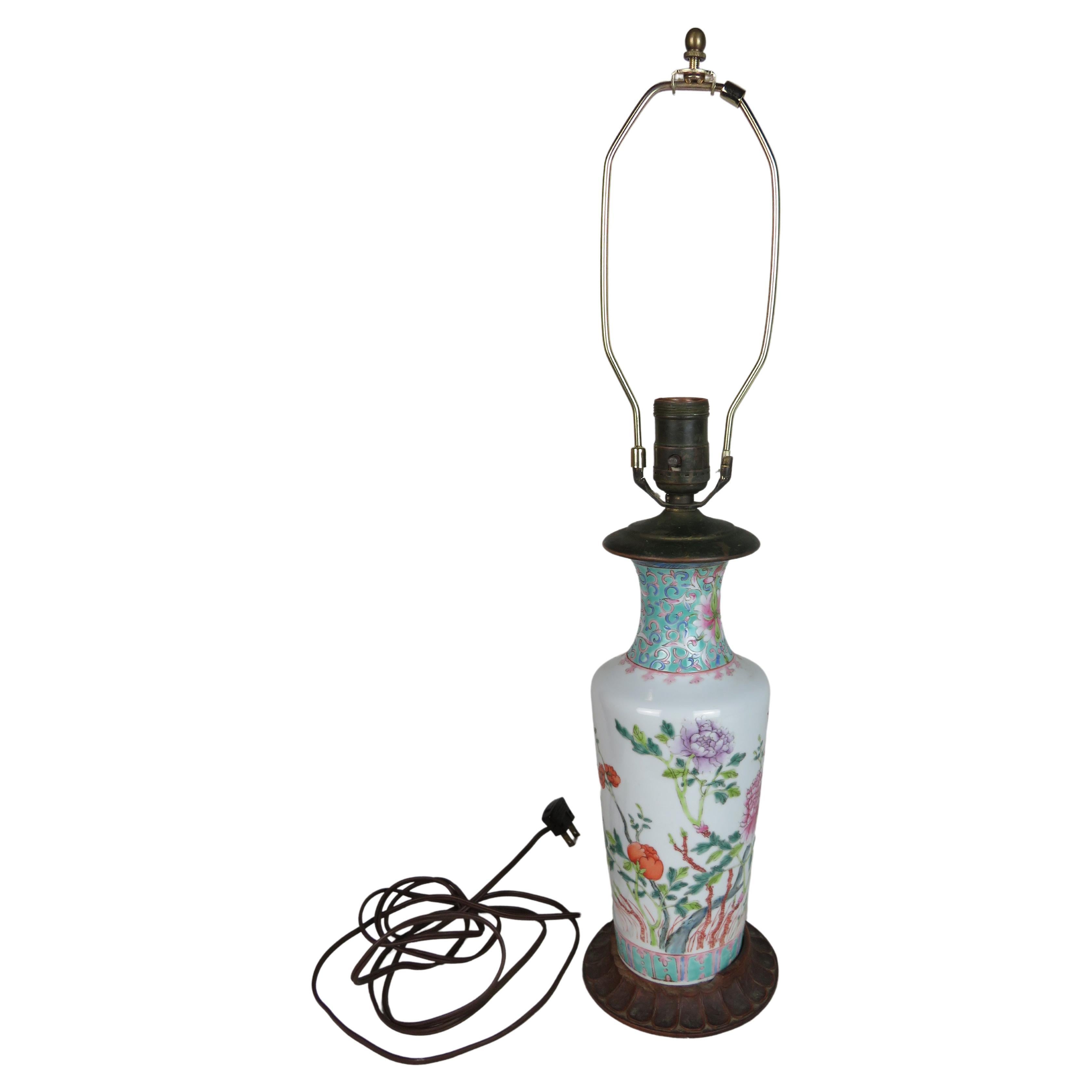 Vase en céramique du 19ème siècle à motifs floraux et oiseaux transformé en lampe en vente