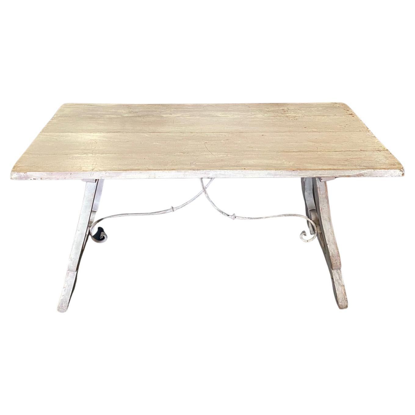 Table ou bureau espagnol du 19ème siècle, blanchi à la chaux, pour salle à manger ou tréteaux 