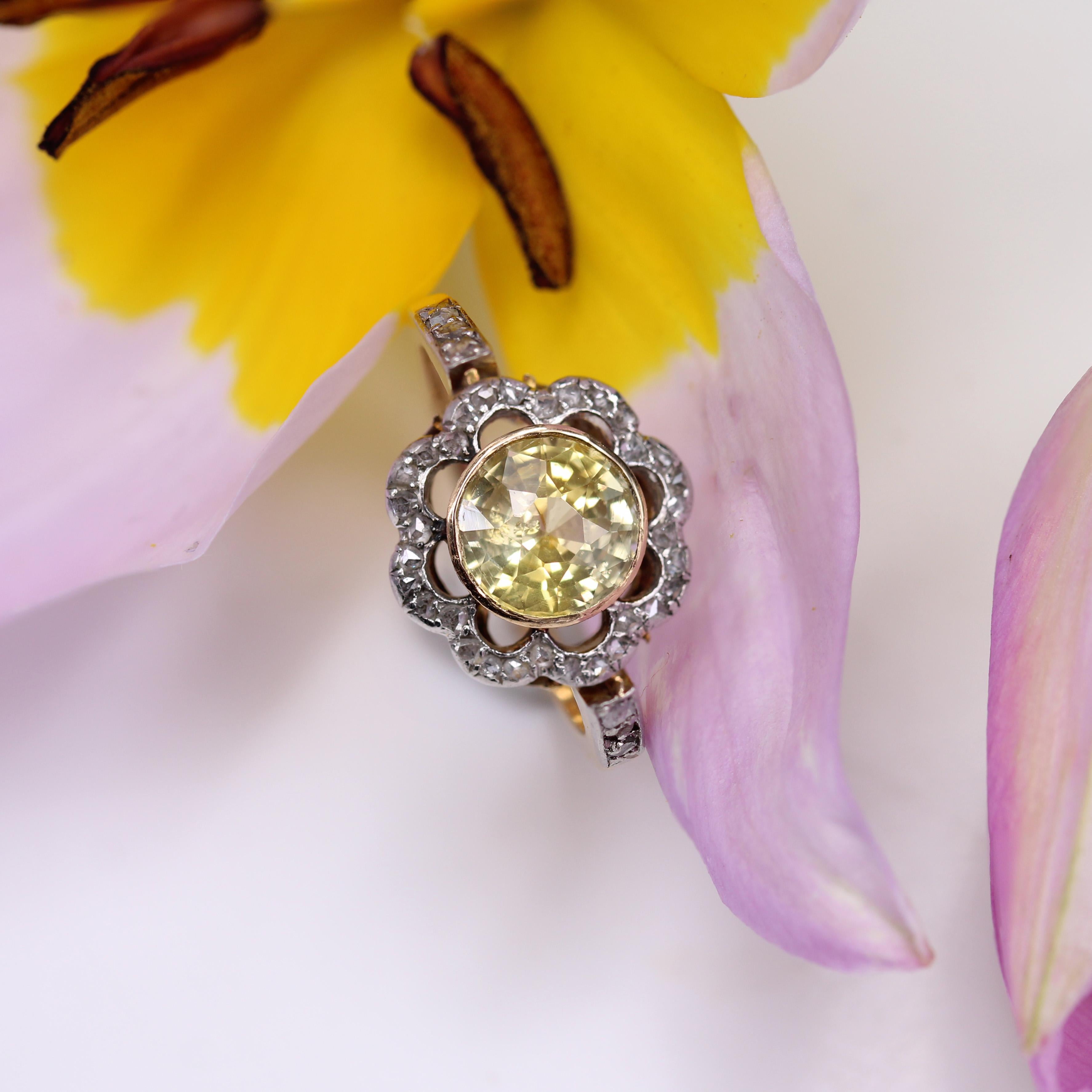 19th Century Ceylon Yellow Sapphire Diamonds 18 Karat Yellow Gold Flower Ring For Sale 4