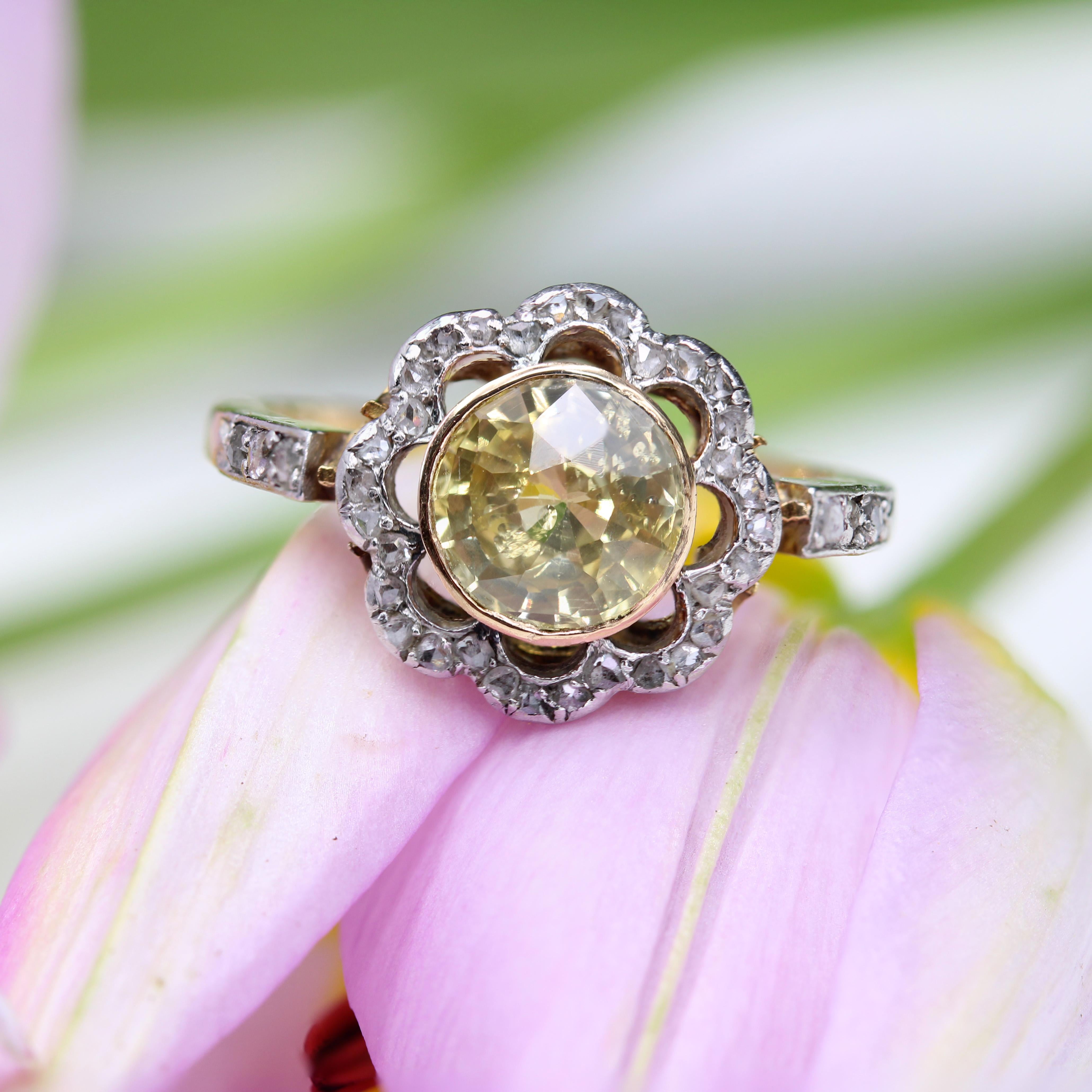 Belle Époque 19th Century Ceylon Yellow Sapphire Diamonds 18 Karat Yellow Gold Flower Ring For Sale