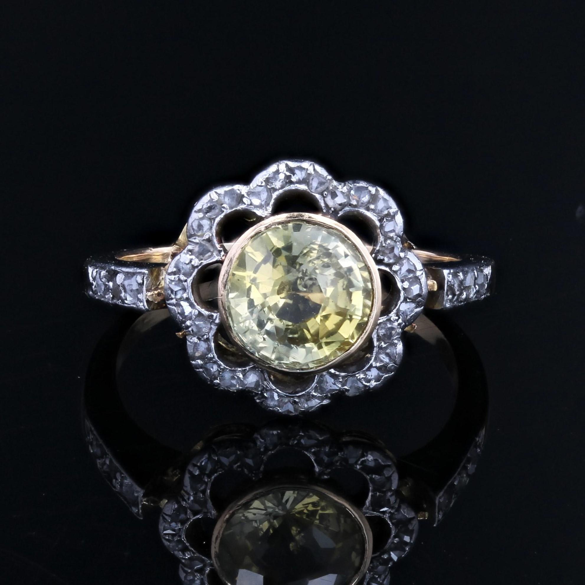 19th Century Ceylon Yellow Sapphire Diamonds 18 Karat Yellow Gold Flower Ring In Good Condition For Sale In Poitiers, FR