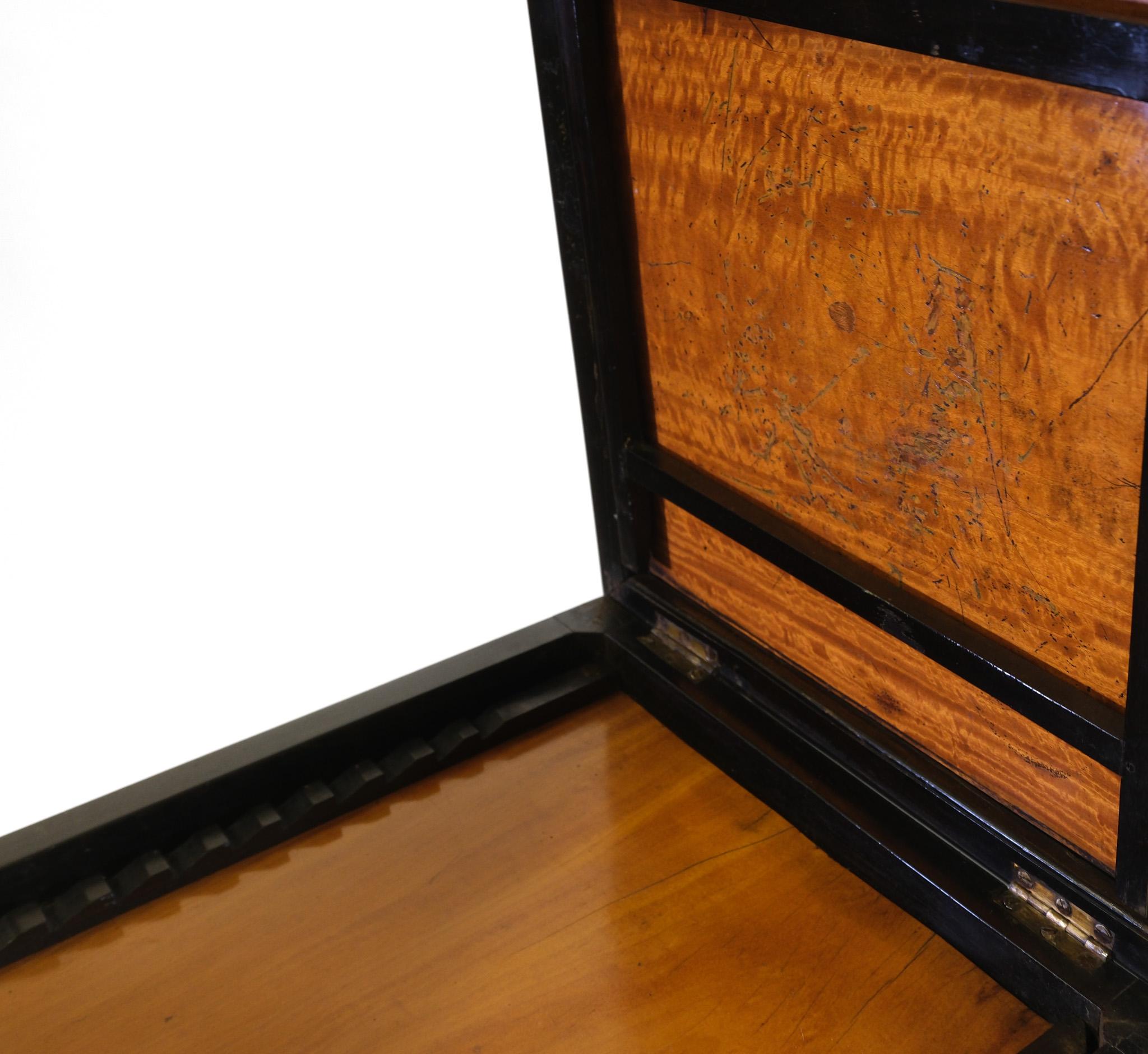 Stand de table pour étagère en ébène et bois de satin de Ceylan du 19e siècle en vente 3