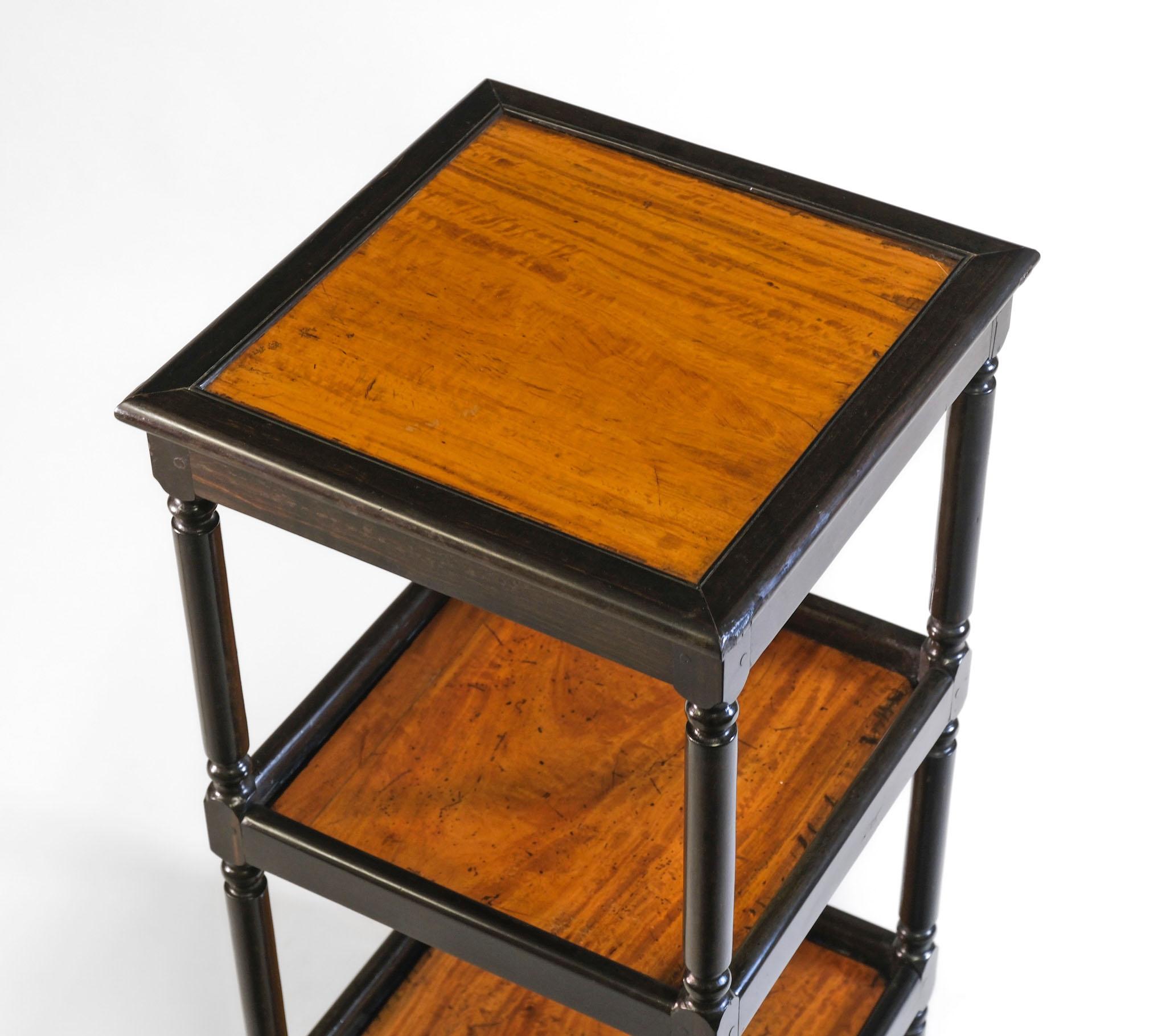 Etagère ancienne en ébène de Ceylan et en bois de satin avec plateau articulé. Début ou milieu du 19e siècle.

La table a de très belles proportions, l'ébène de Ceylan contraste magnifiquement avec le bois satiné figuré.

La table a une patine