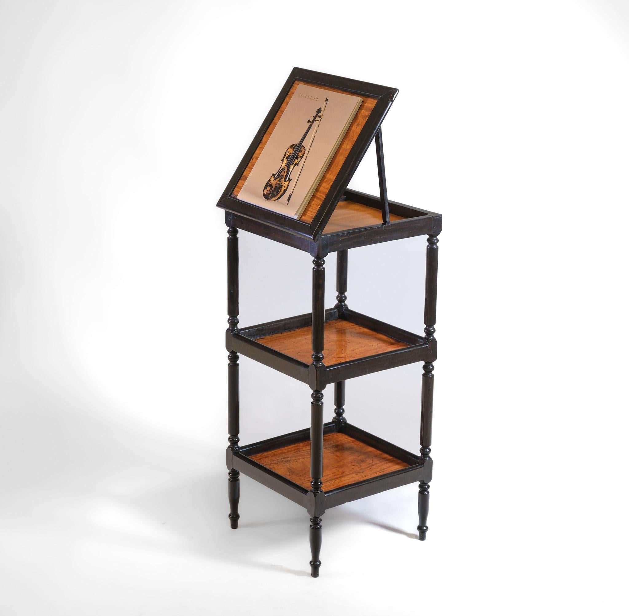 Fait main Stand de table pour étagère en ébène et bois de satin de Ceylan du 19e siècle en vente