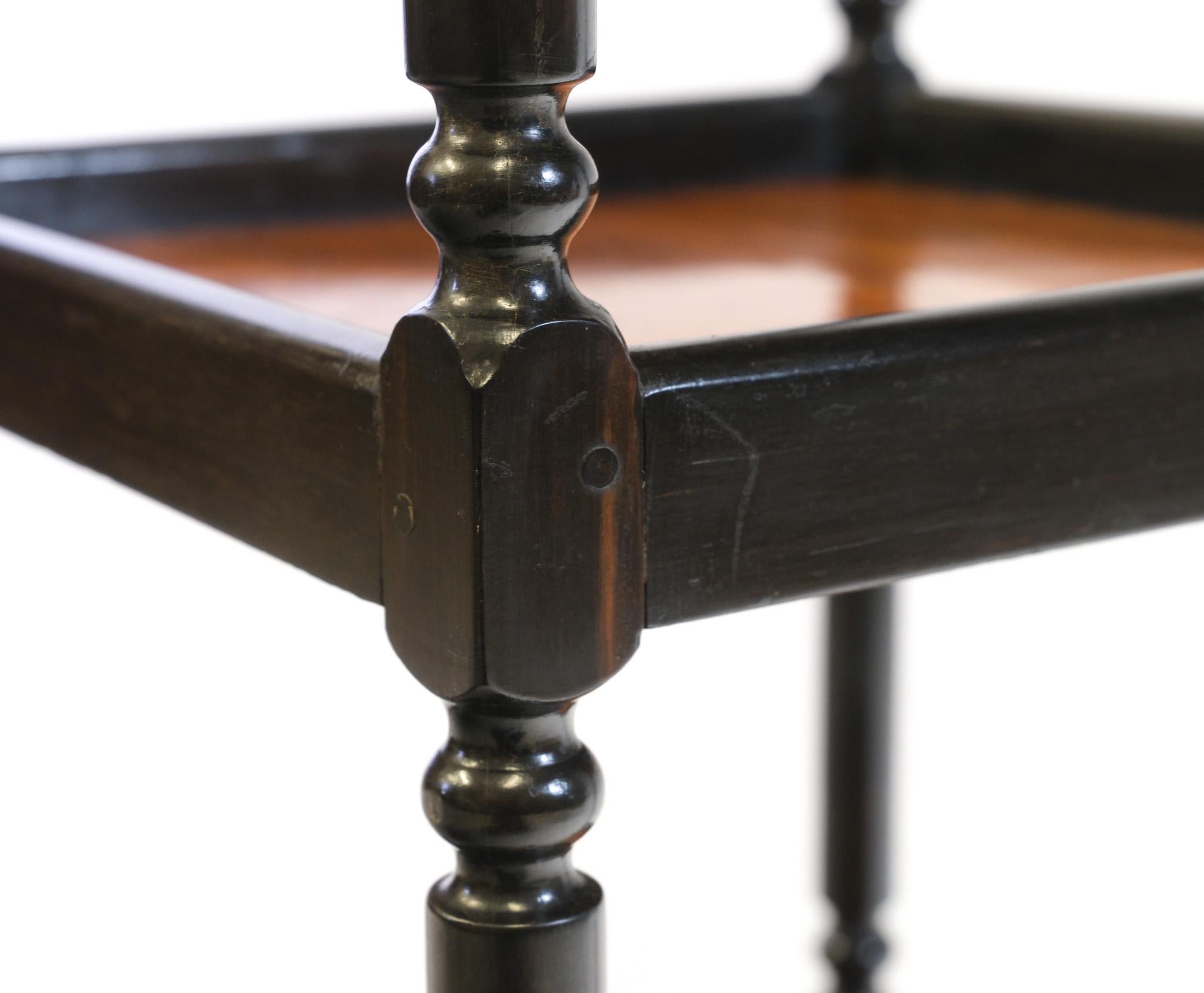 XIXe siècle Stand de table pour étagère en ébène et bois de satin de Ceylan du 19e siècle en vente