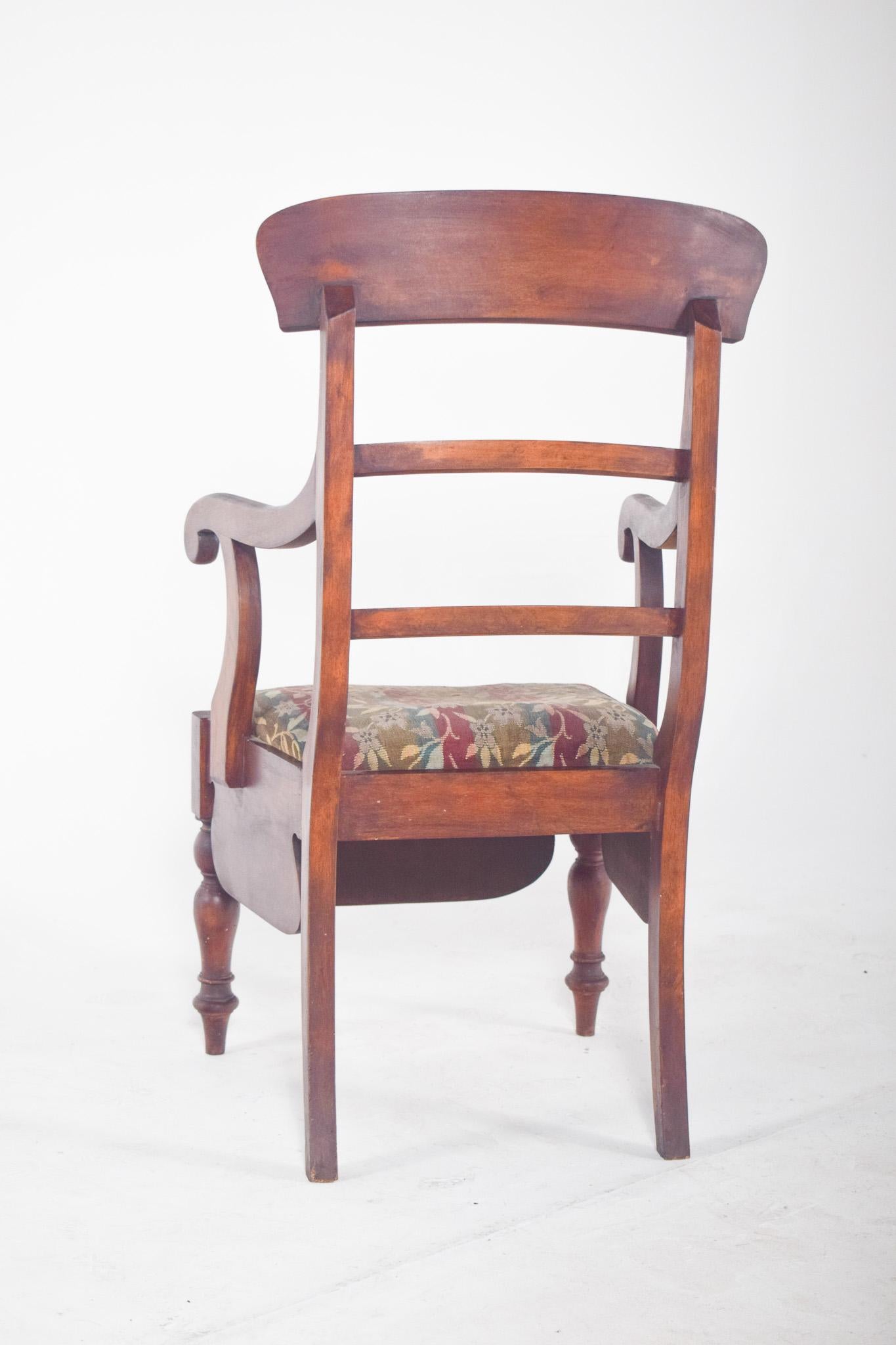 Silla del siglo XIX con tapicería de rayas en venta 3