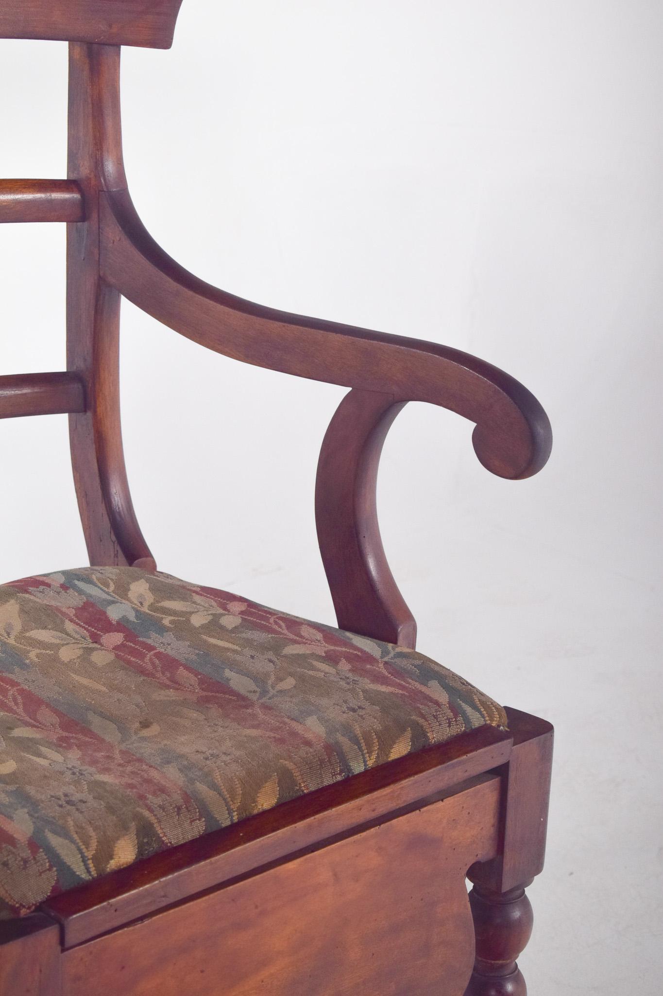 Silla del siglo XIX con tapicería de rayas en Bastante bueno estado para la venta en Lisboa, Lisboa