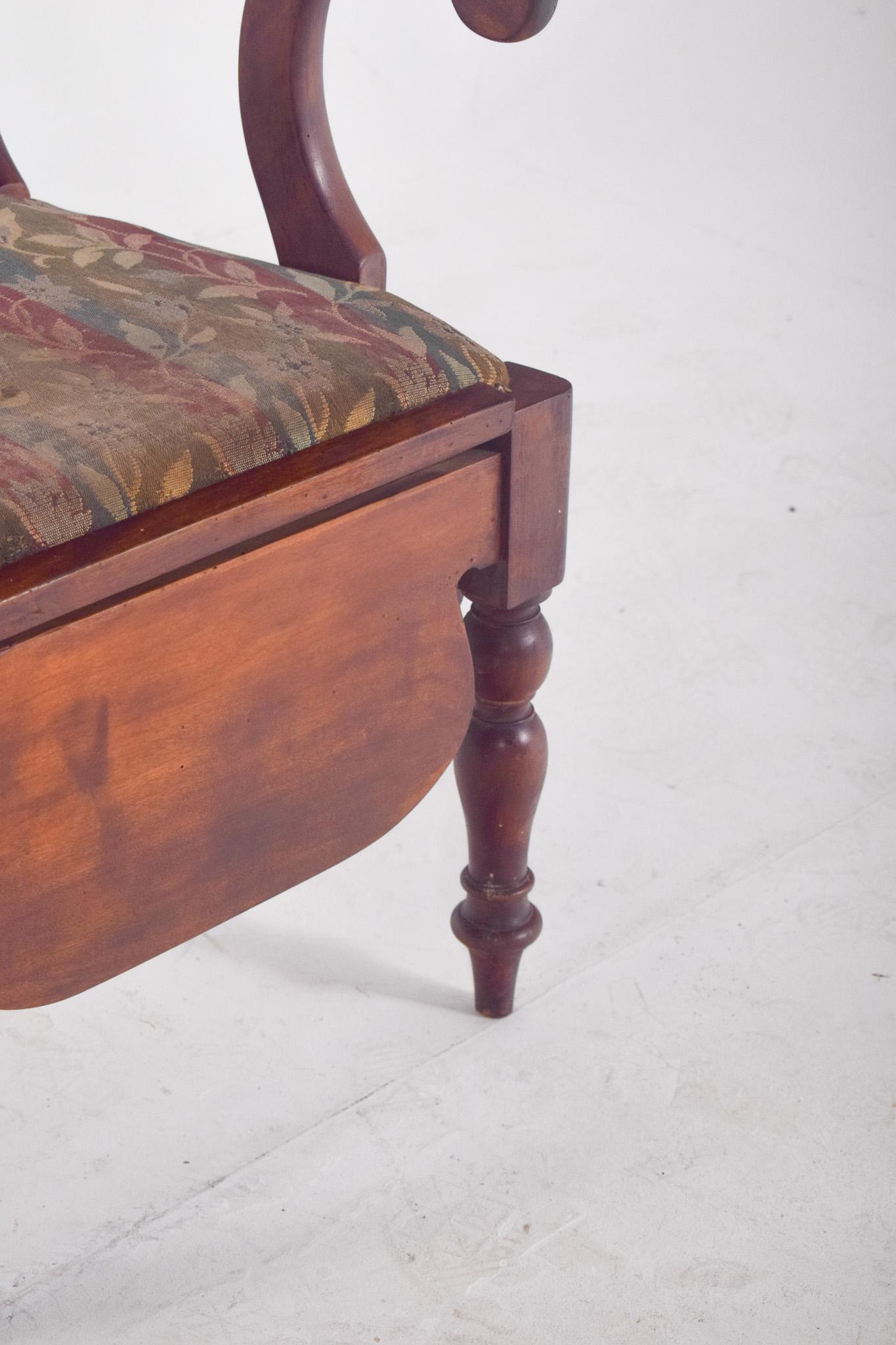 Silla del siglo XIX con tapicería de rayas Fines del siglo XIX en venta