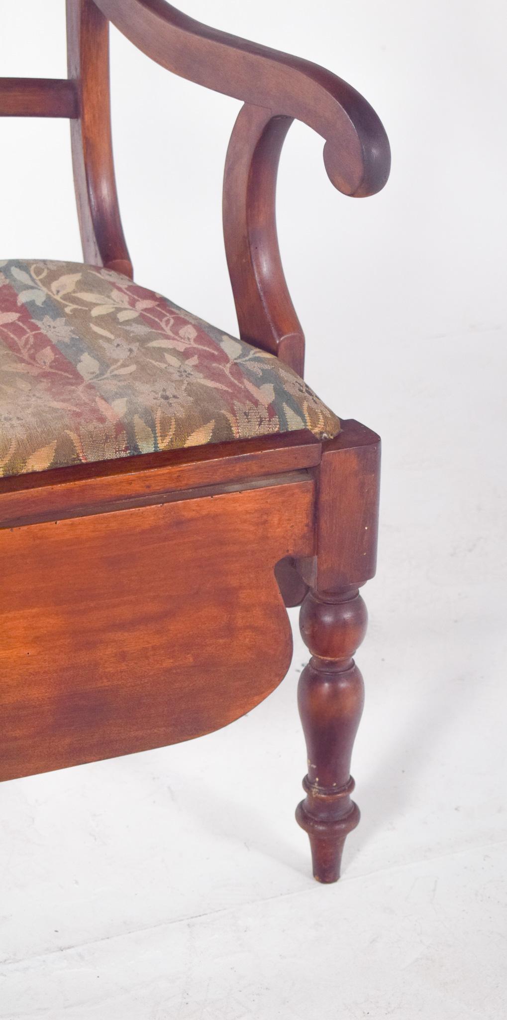 Silla del siglo XIX con tapicería de rayas Madera en venta