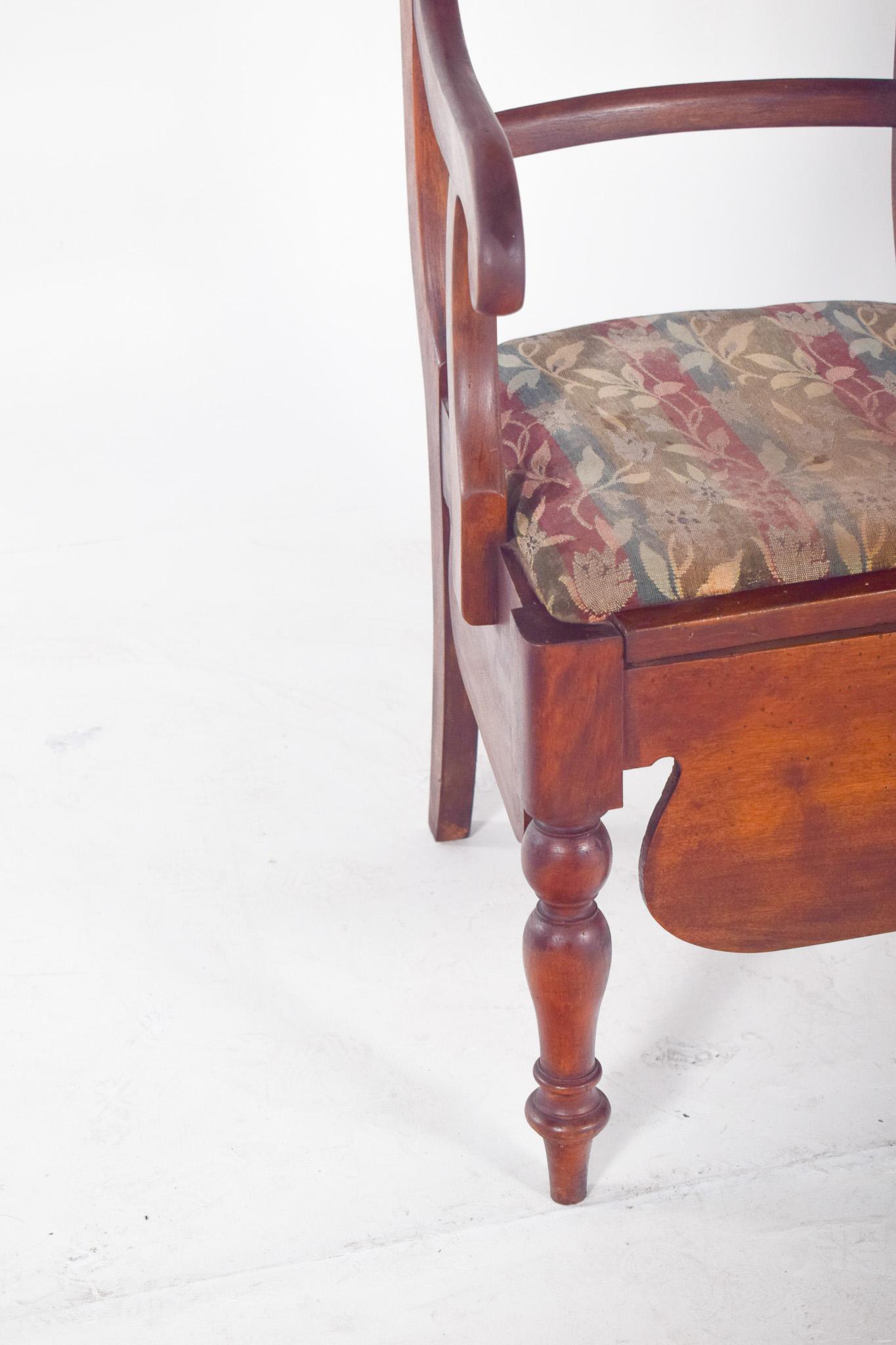 Silla del siglo XIX con tapicería de rayas en venta 1