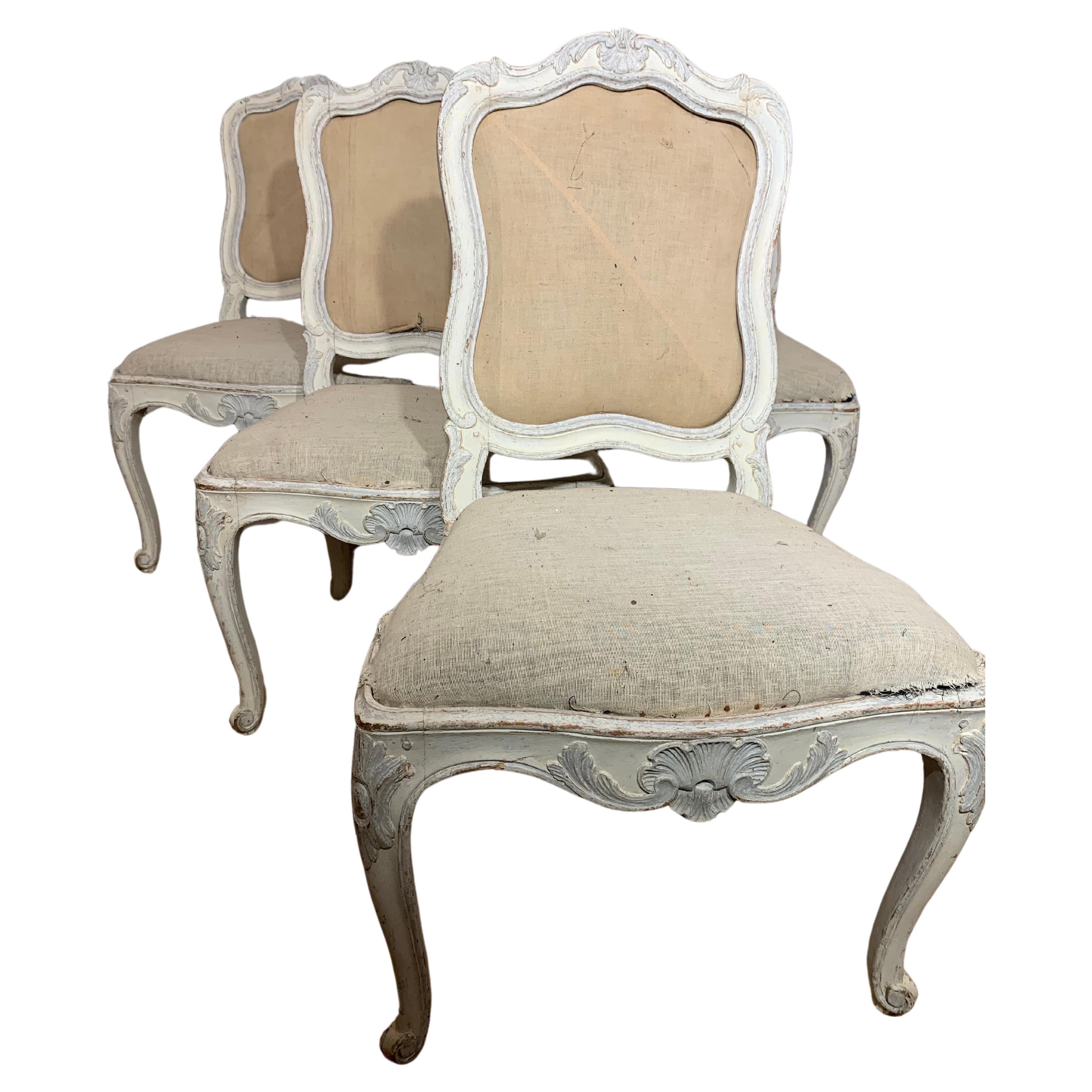 Quatre chaises fabriquées en Suède dans le style rococo vers 1830. La première couleur secondaire a été enlevée et ce qui reste, c'est la deuxième couleur secondaire. Sous la couleur secondaire se trouve une couleur originale gris foncé. Les chaises