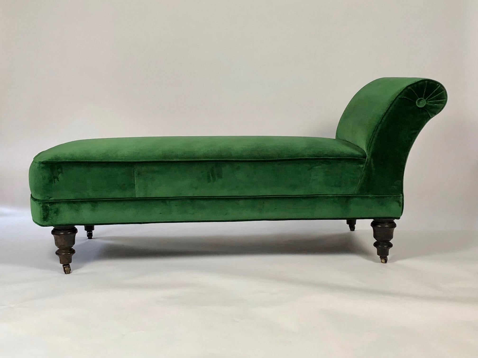 Victorian 19th Century Chaise Longue in Emerald Green Velvet