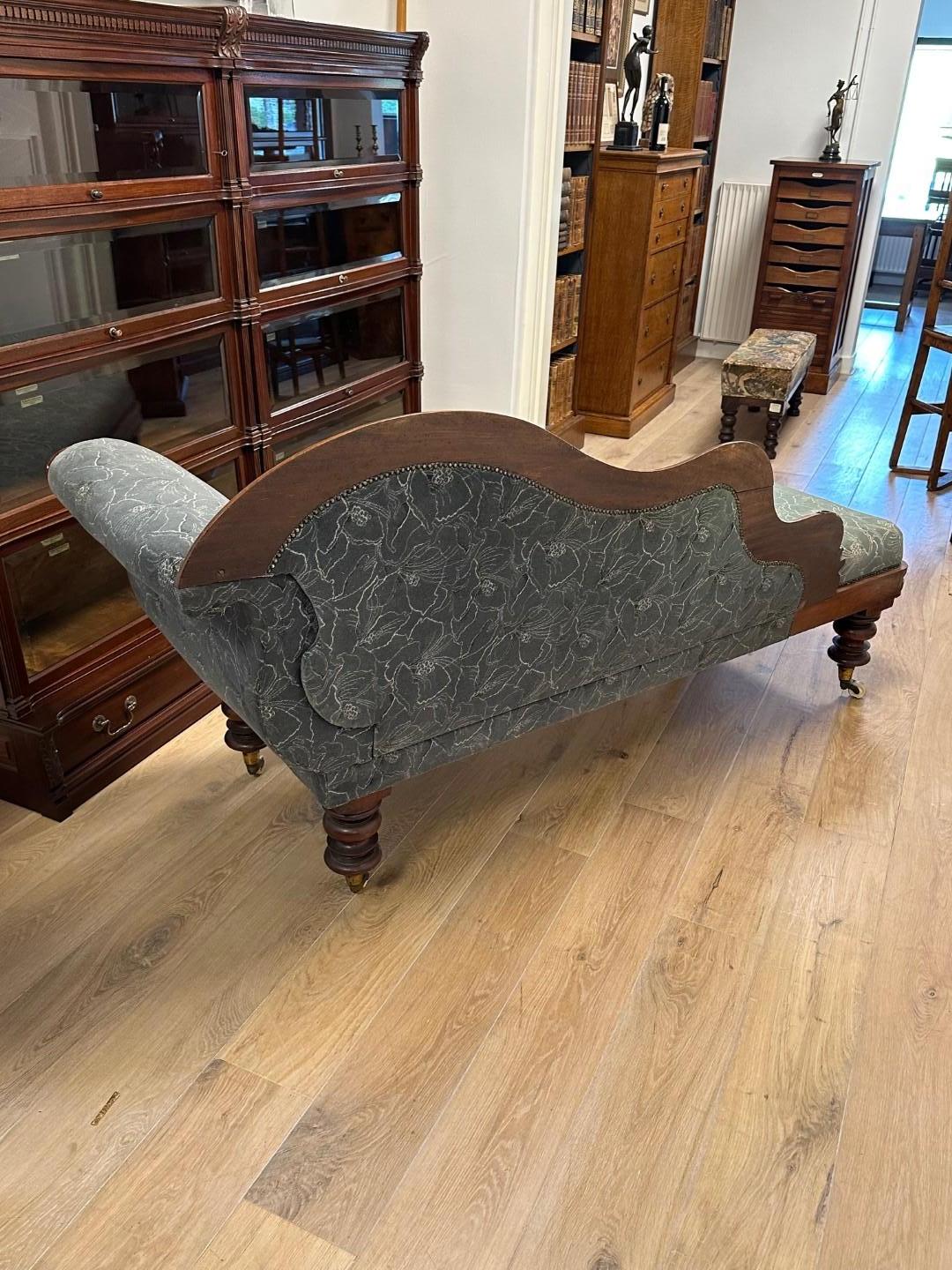 Walnut 19th Century Chaise lounge For Sale