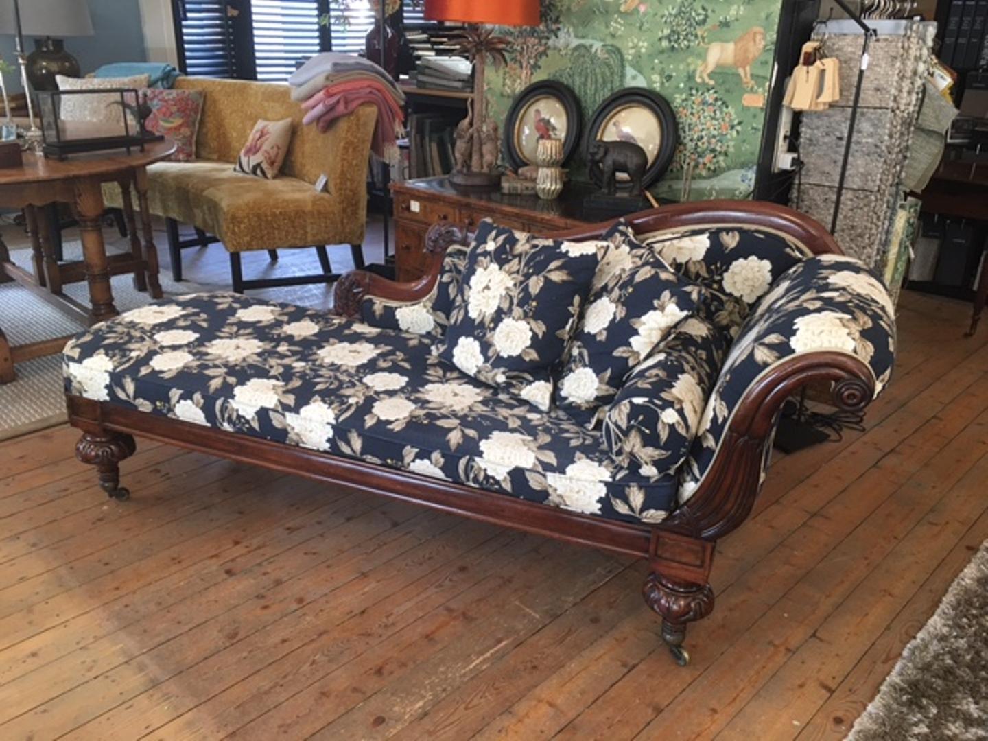 Antique chaisse longue sofa in very good condition. Beautiful version with beautiful legs and details. Upholstery has recently been completely renewed, including complete interior. fabric in very good condition.

Origin: England

Period: Approx.
