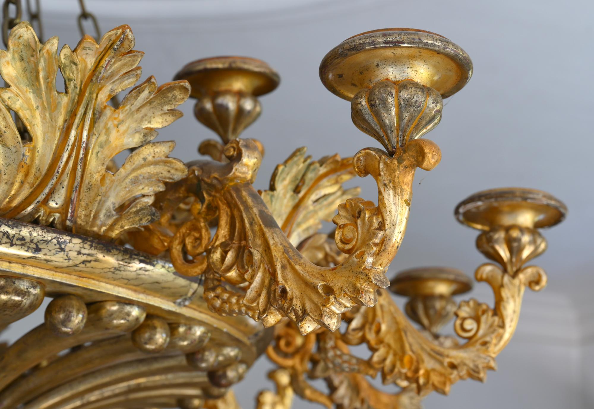 19th Century Chandelier 18 Armed Carved Wood Probably Laves Draft Oil Gilding In Good Condition For Sale In Epfach, DE