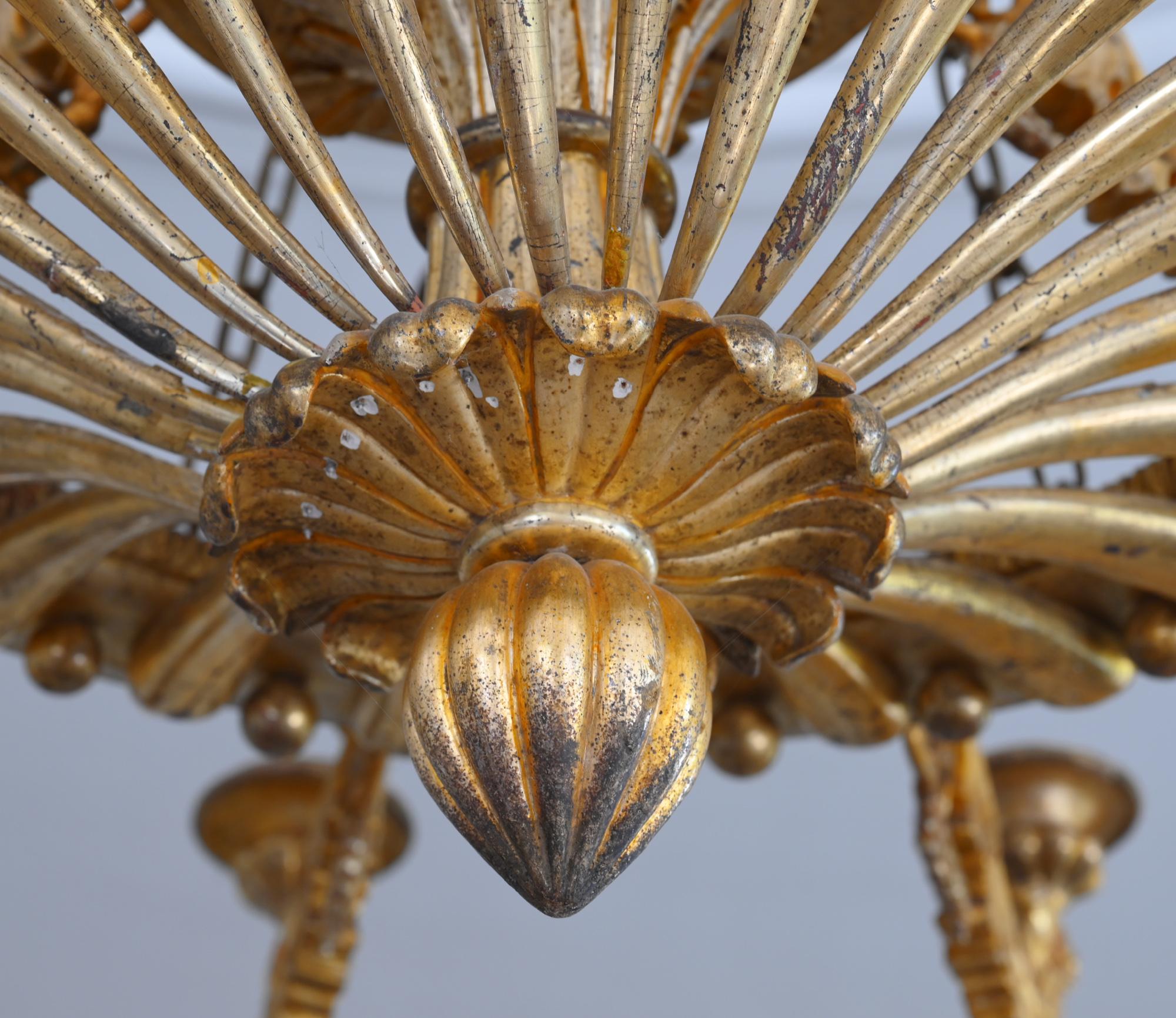 Legno Lampadario del XIX secolo a 18 braccia in legno intagliato, probabilmente con una bozza di doratura a olio. in vendita