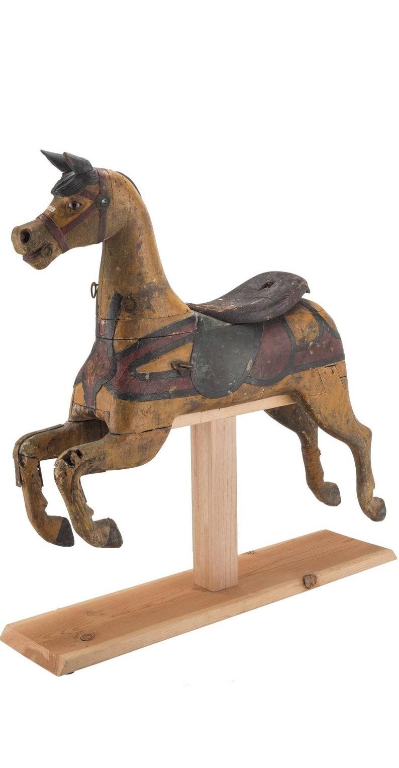 Dieses seltene und bezaubernde handgeschnitzte und polychrom bemalte Karussell-„Track“-Pferd von Charles W. Dare ist ein wichtiges Stück antiker Americana. Dieses bemerkenswerte Pferd ist eines der früheren Werke eines der ersten Karussellbauer in
