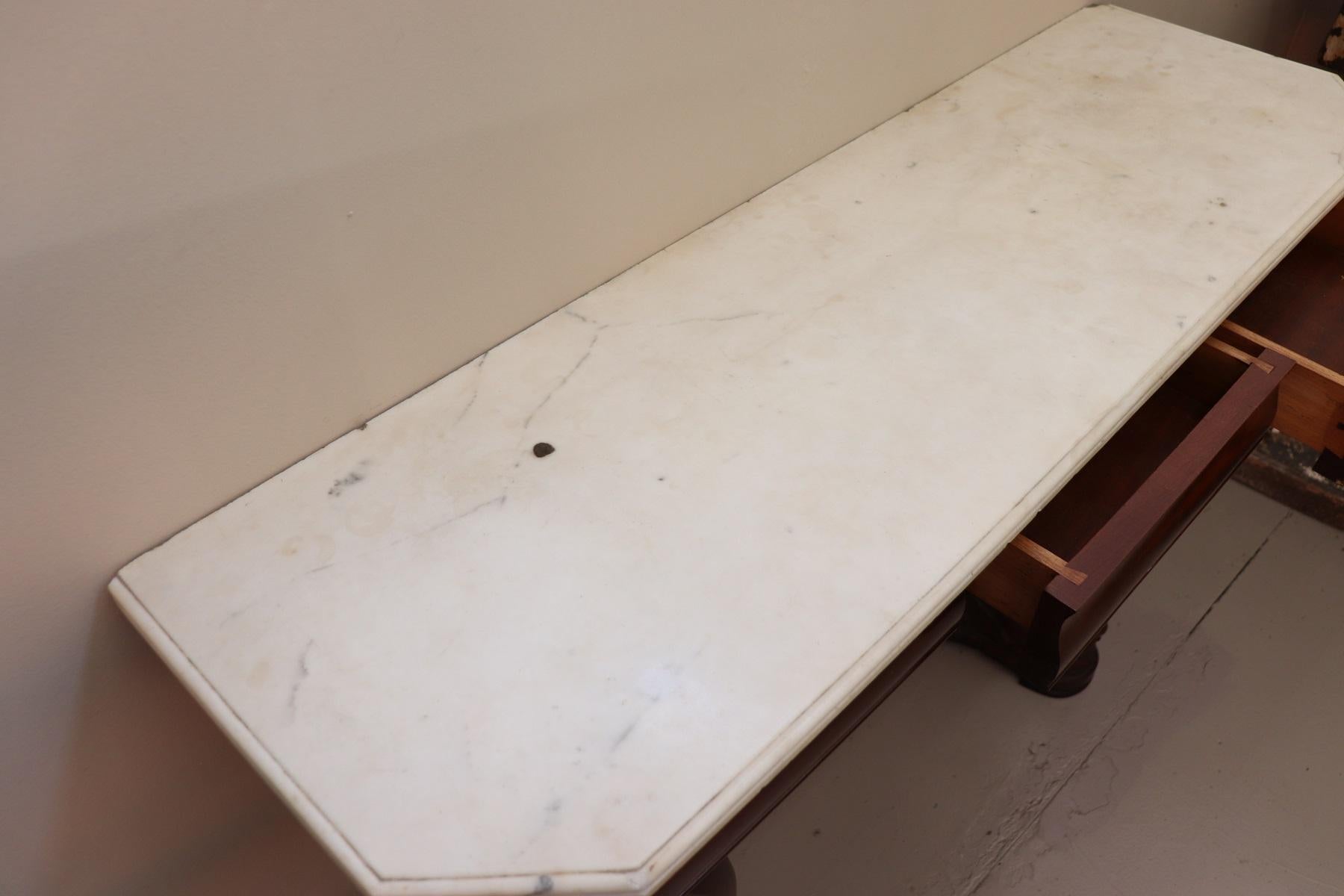 Table console en bois sculpté Charles X du 19ème siècle avec plateau en marbre blanc en vente 1