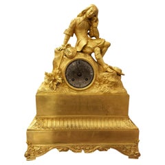 Reloj Charles X del siglo XIX con la estatua de un joven noble romántico.