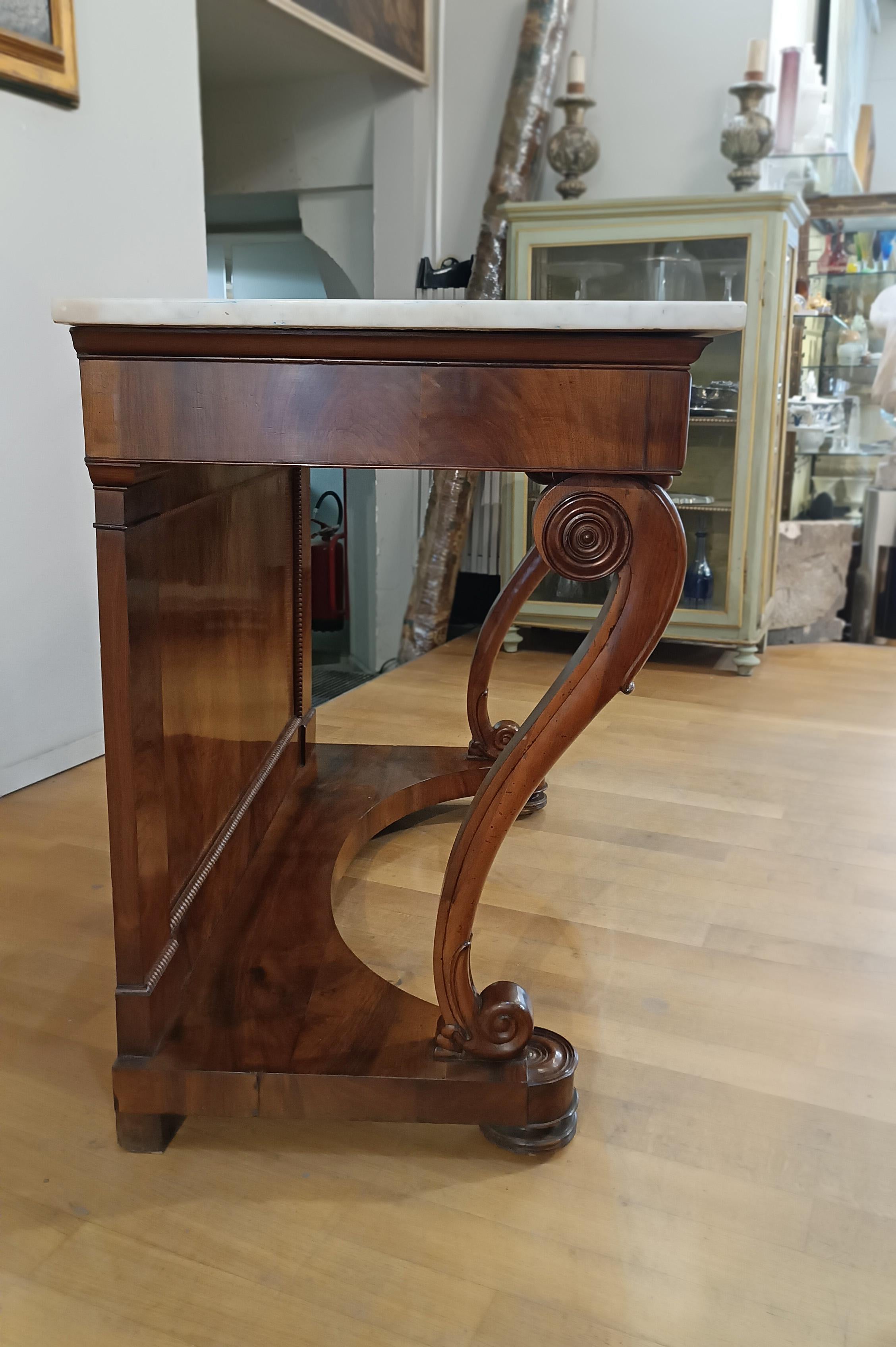 19th CENTURY CHARLES X CONSOLLE IN WALNUT AND CARRARA MARBLE In Good Condition For Sale In Firenze, FI