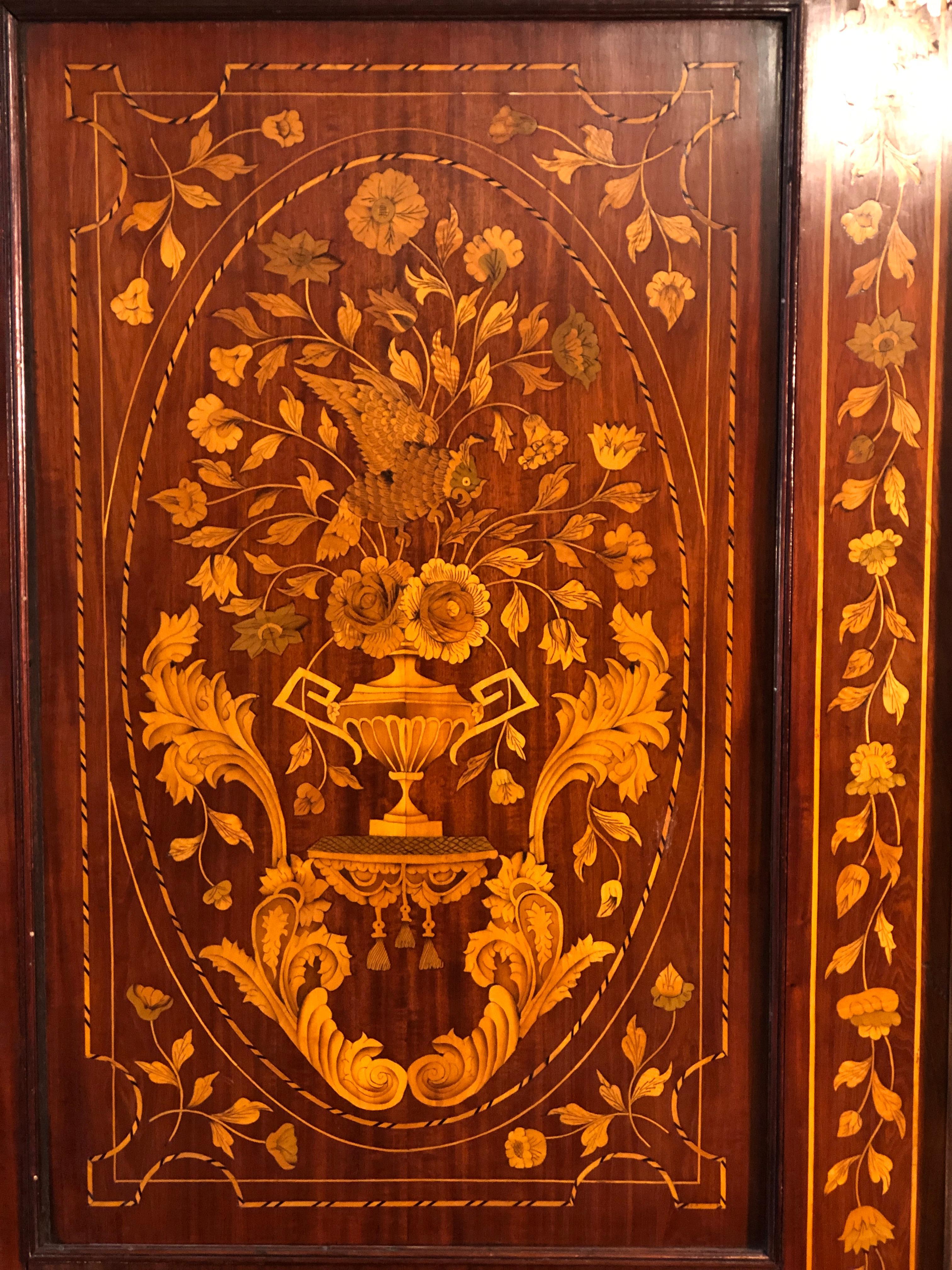 Beautiful Dutch wardrobe, period Carlo X, circa 1820. In mahogany wood and inlaid with floral motifs in fruit woods.
Linear shapes but at the same time elegant and strong. To be restored, not original hinges.
Excellent in both classic and modern